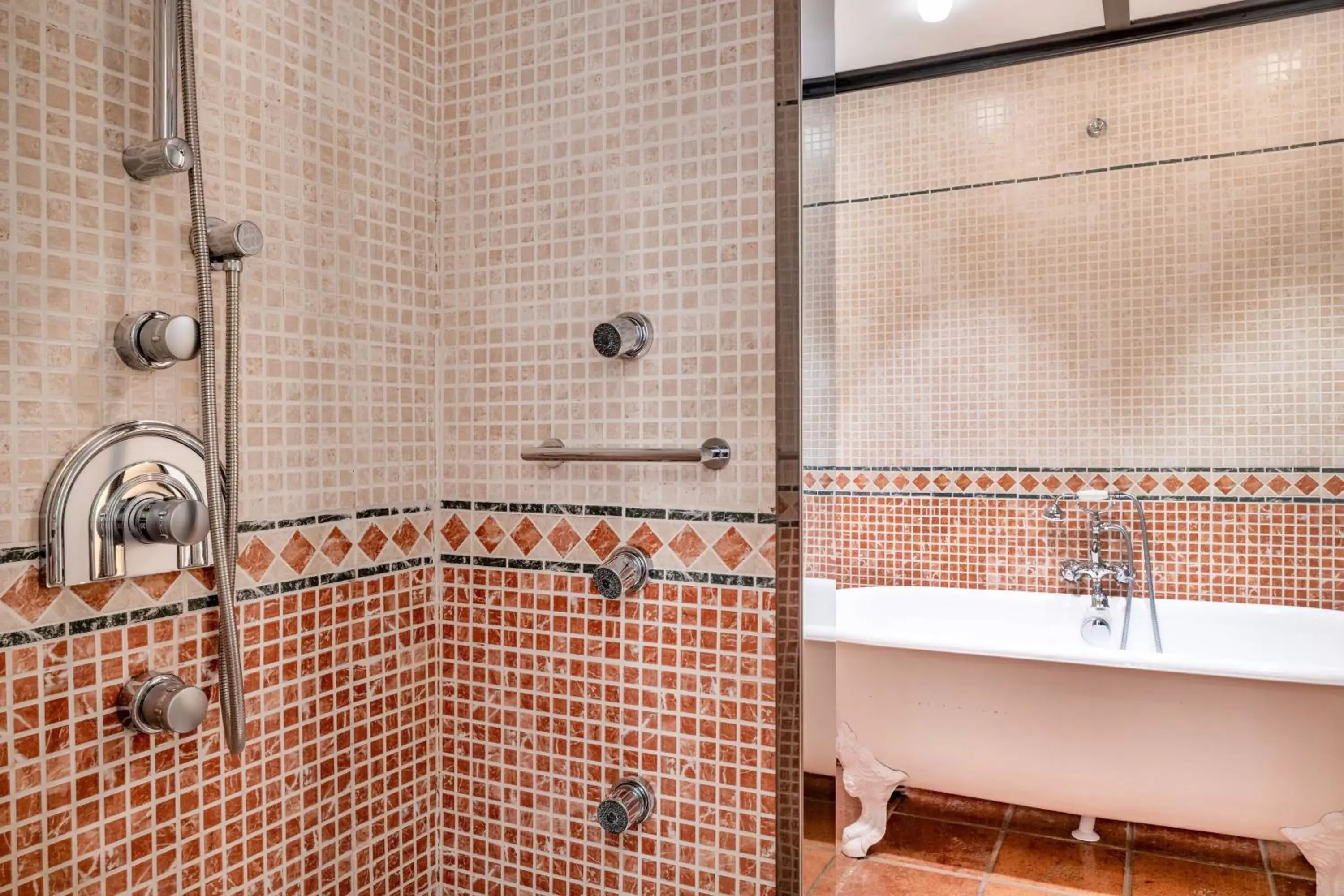 Bathroom in Hotel Palacio de Santa Paula, Autograph Collection