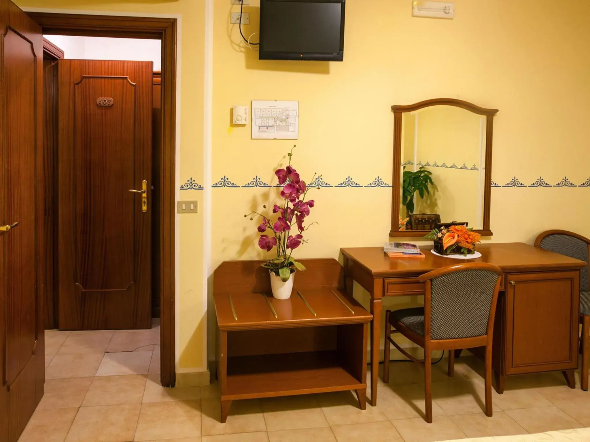 Seating area, TV/Entertainment Center in Hotel Amalfi