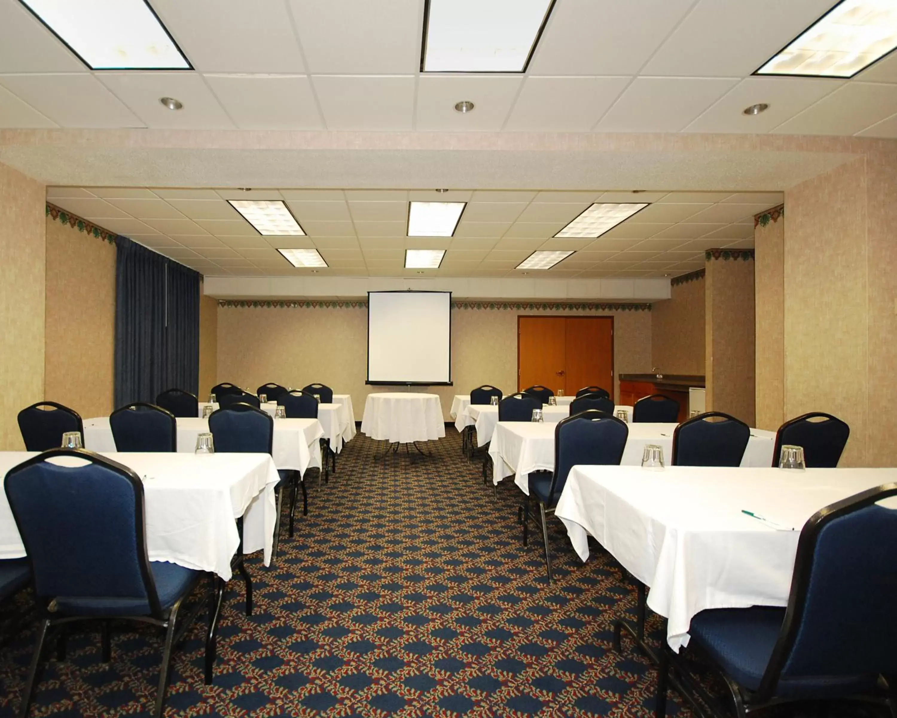 Meeting/conference room in Wyndham Garden Madison Fitchburg