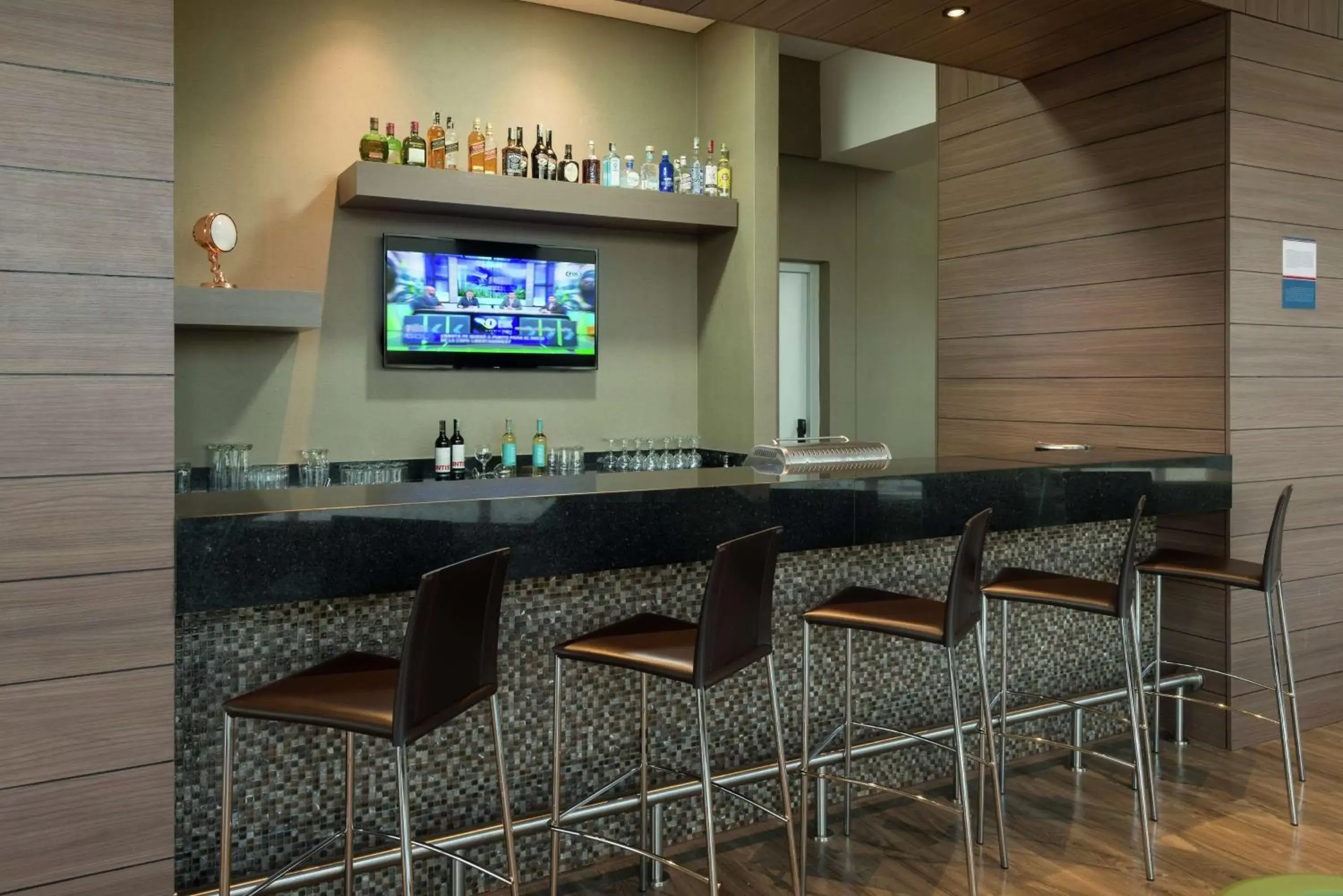 Lounge or bar in Hampton By Hilton Bogota Airport