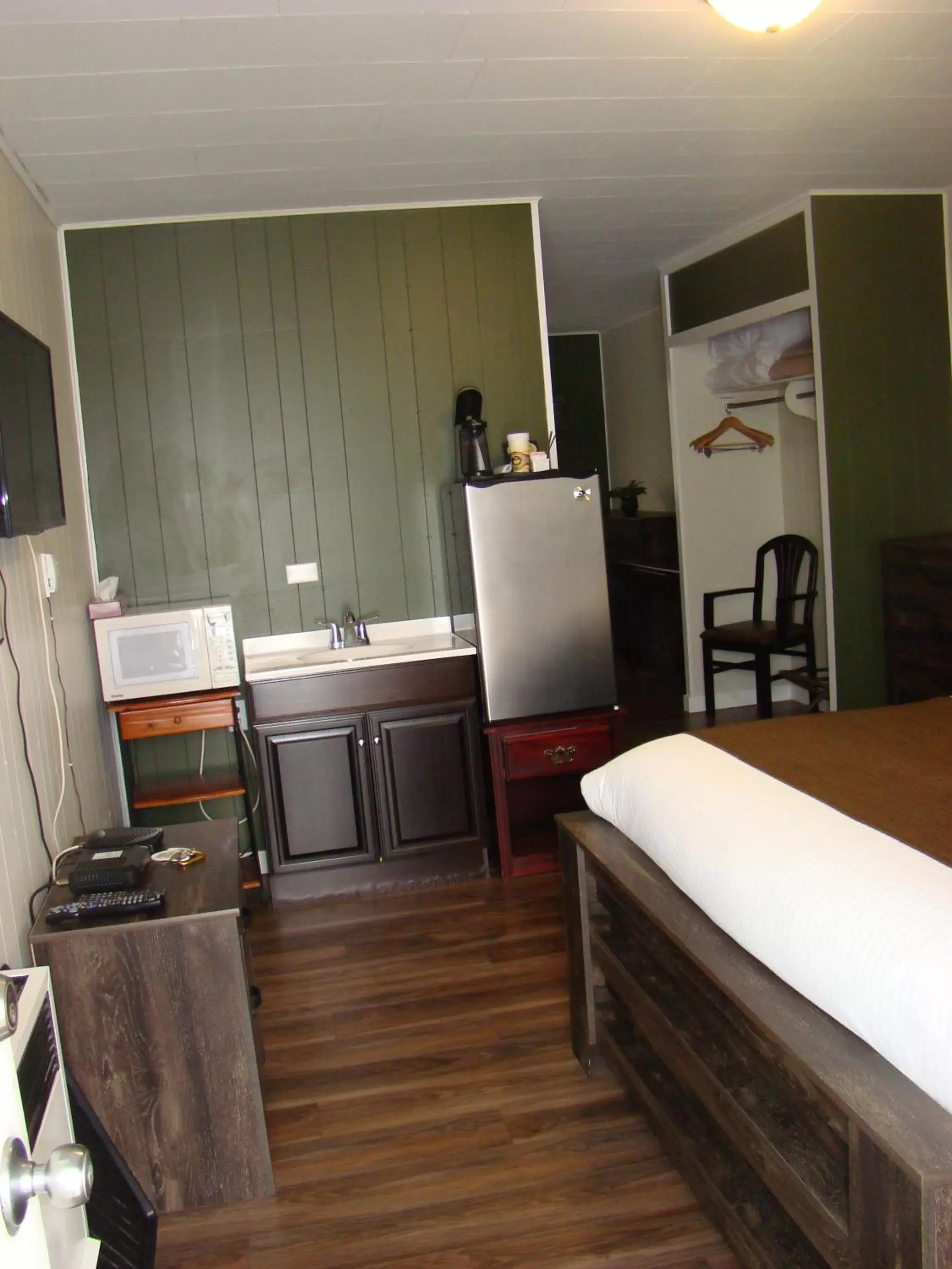 Bedroom, Kitchen/Kitchenette in Paddock Inn