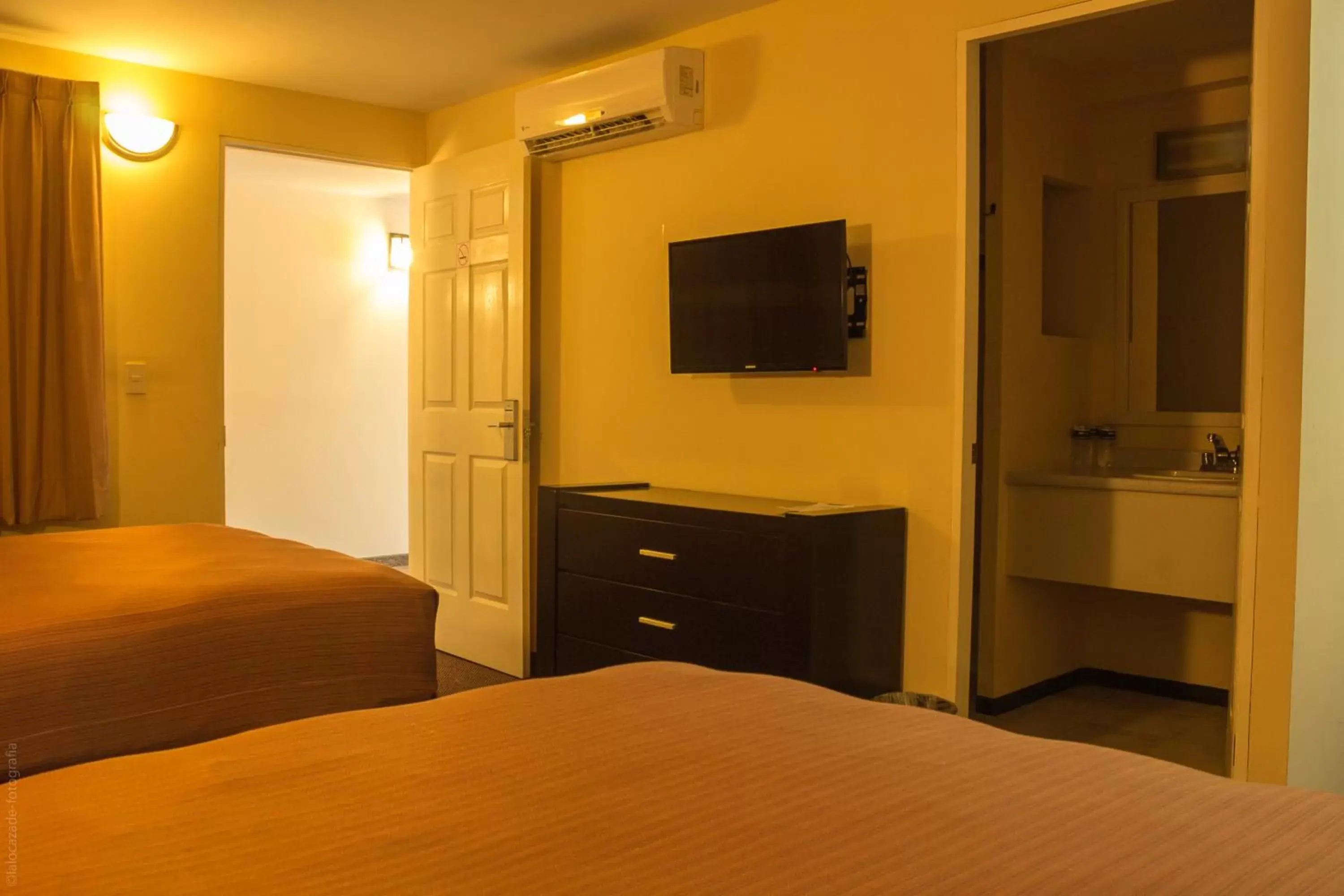 Photo of the whole room, TV/Entertainment Center in BONITTO INN® Tampico Aeropuerto