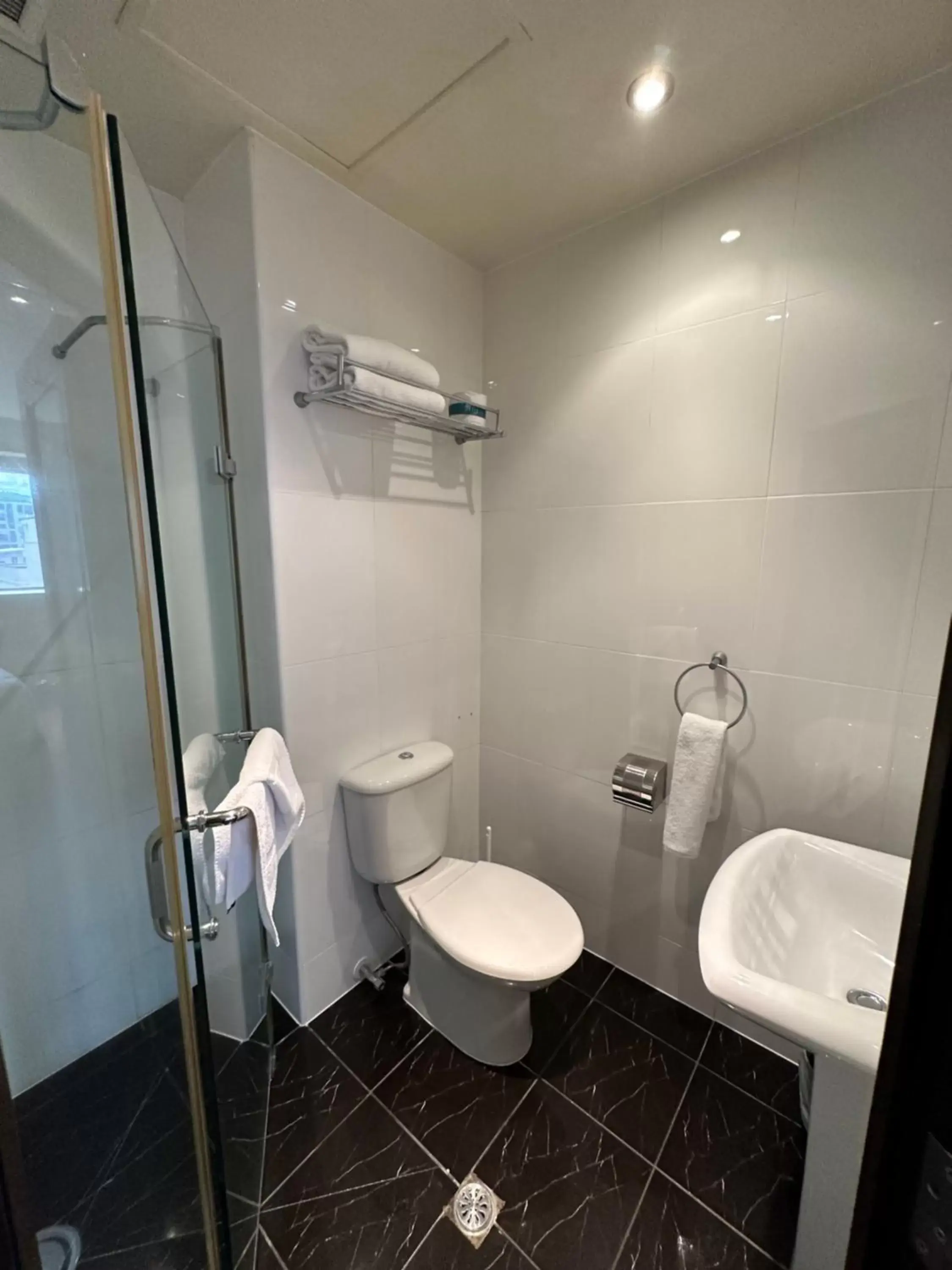 Shower, Bathroom in Trinity Hotel