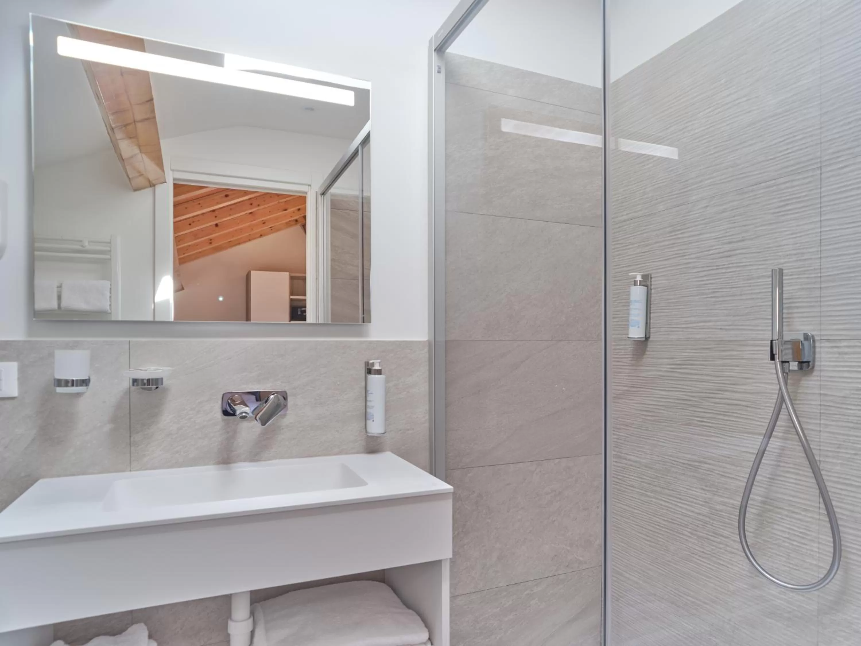 Shower in Hotel Medusa