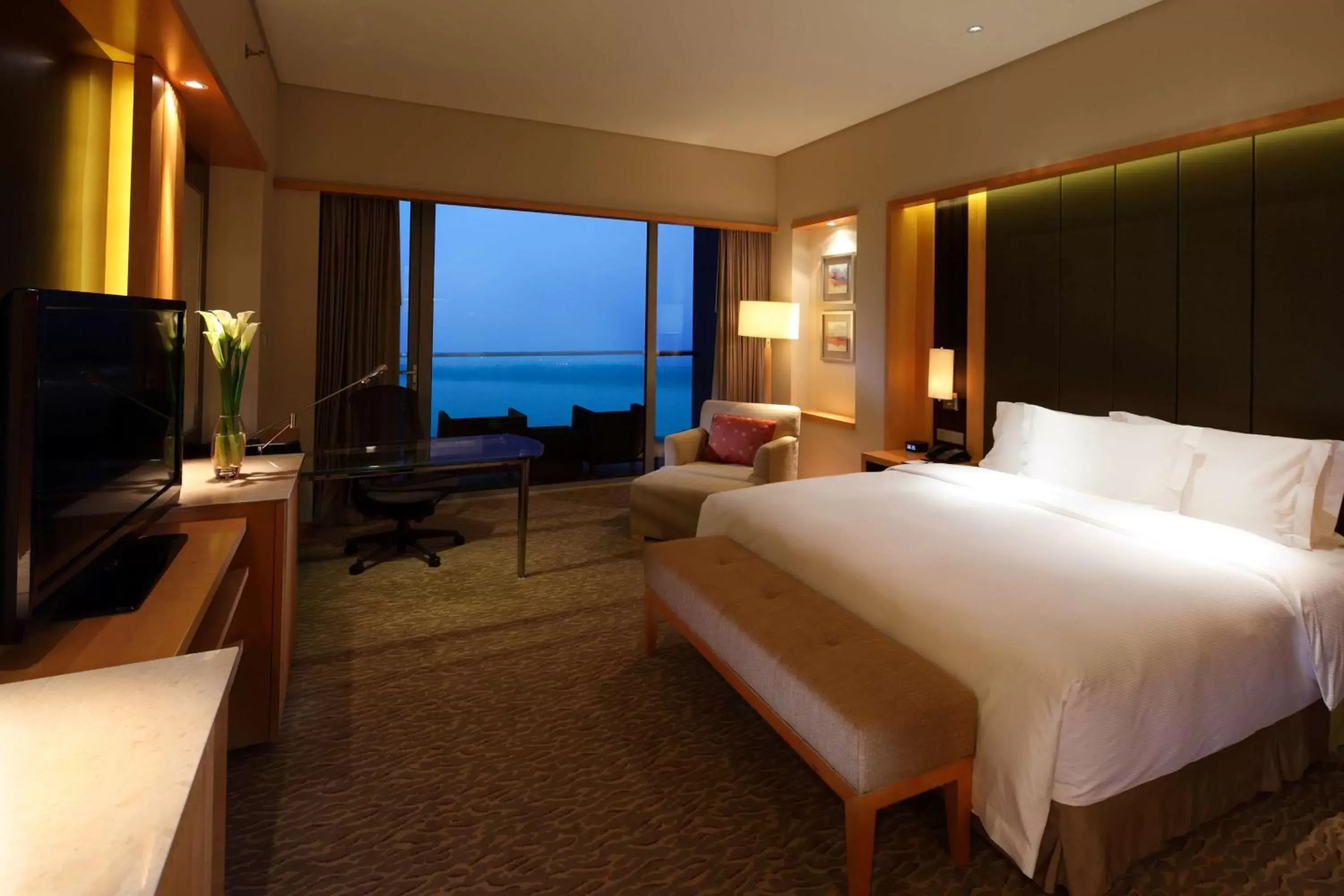 Bedroom, Bed in Hilton Nanjing Riverside Bedroom, Bed in Hilton Nanjing Riverside