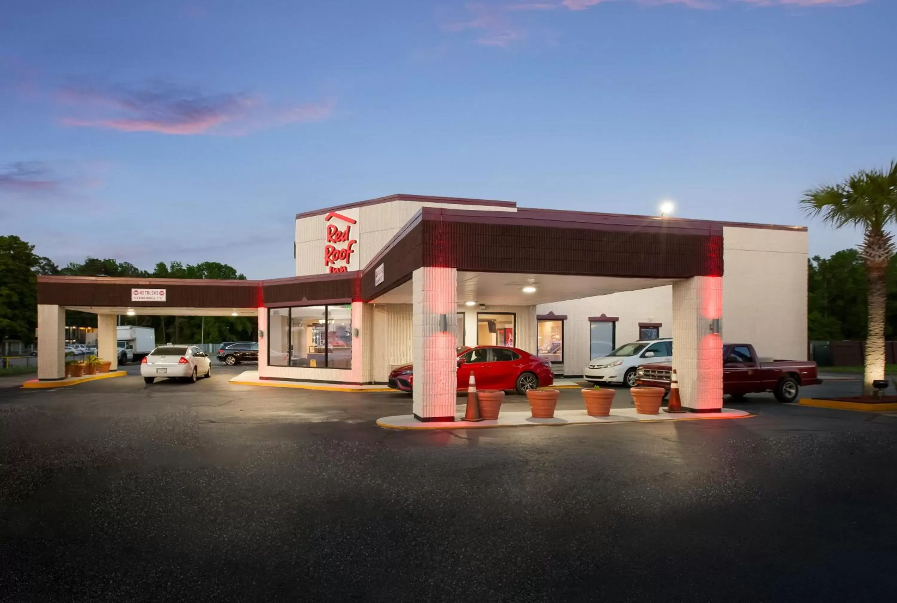 Property building in Red Roof Inn Dillon, SC Property building in Red Roof Inn Dillon, SC