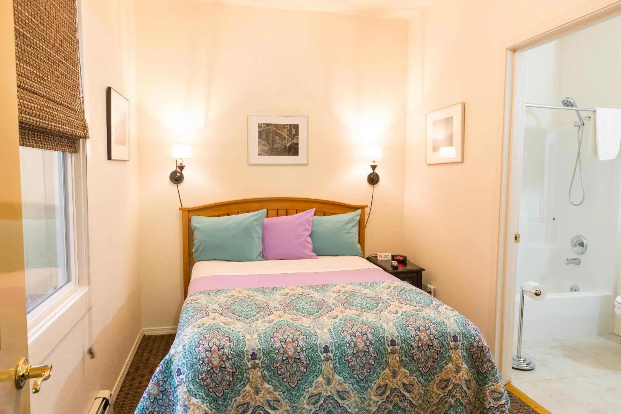 Interior Double Room with Tub in Hotel Cathlamet Interior Double Room with Tub in Hotel Cathlamet