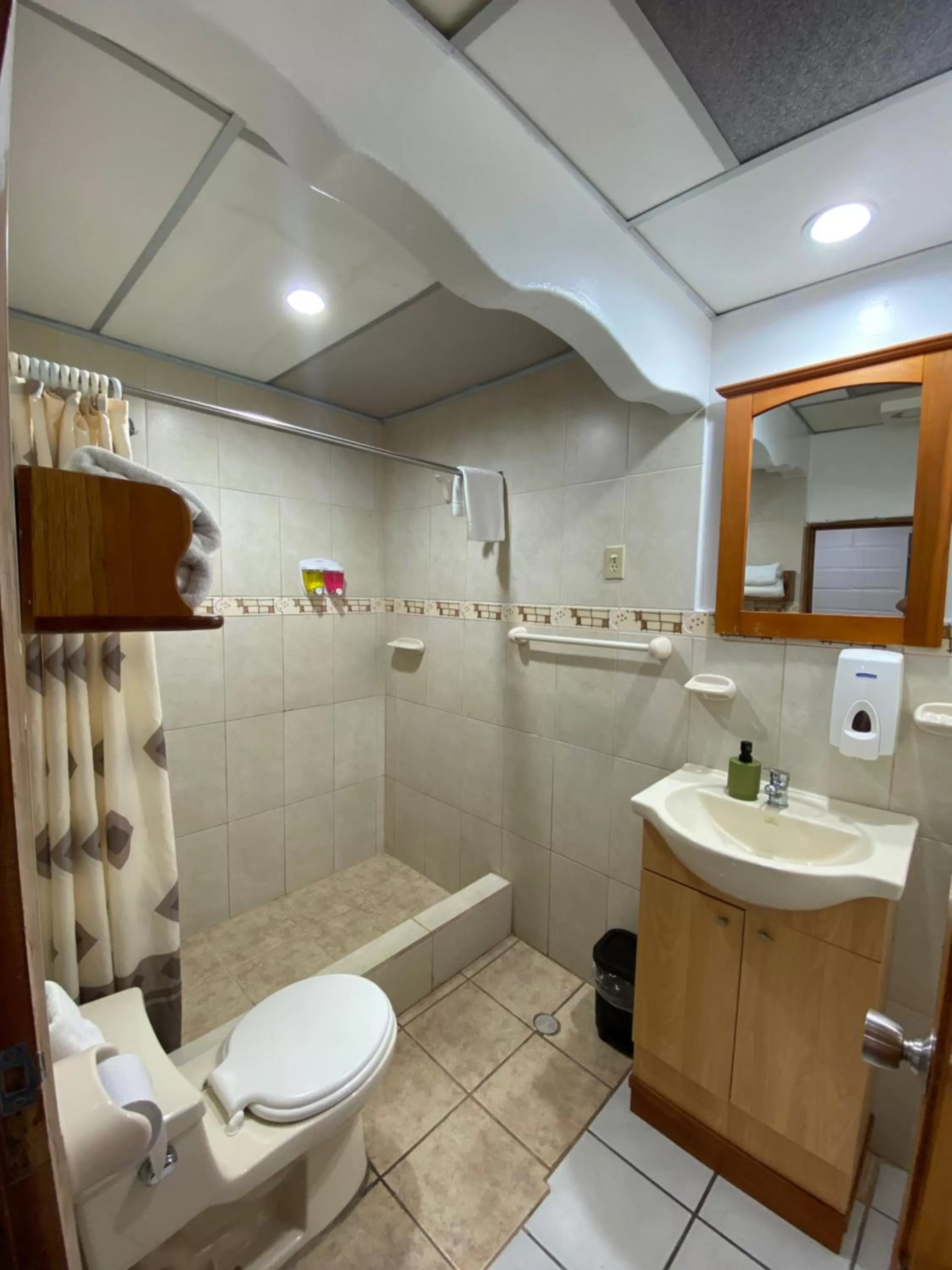 Shower in La Peregrina Galapagos B&B