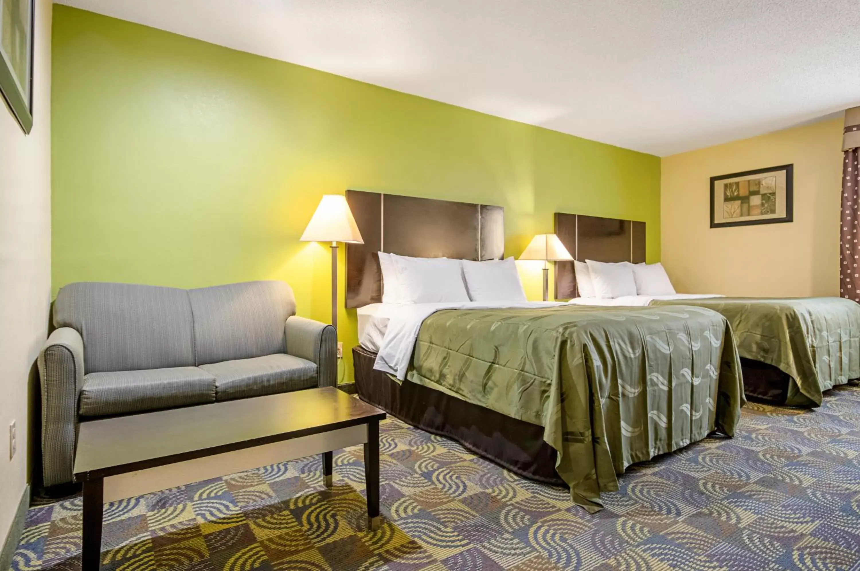 Bed in Quality Inn & Suites Glenmont - Albany South