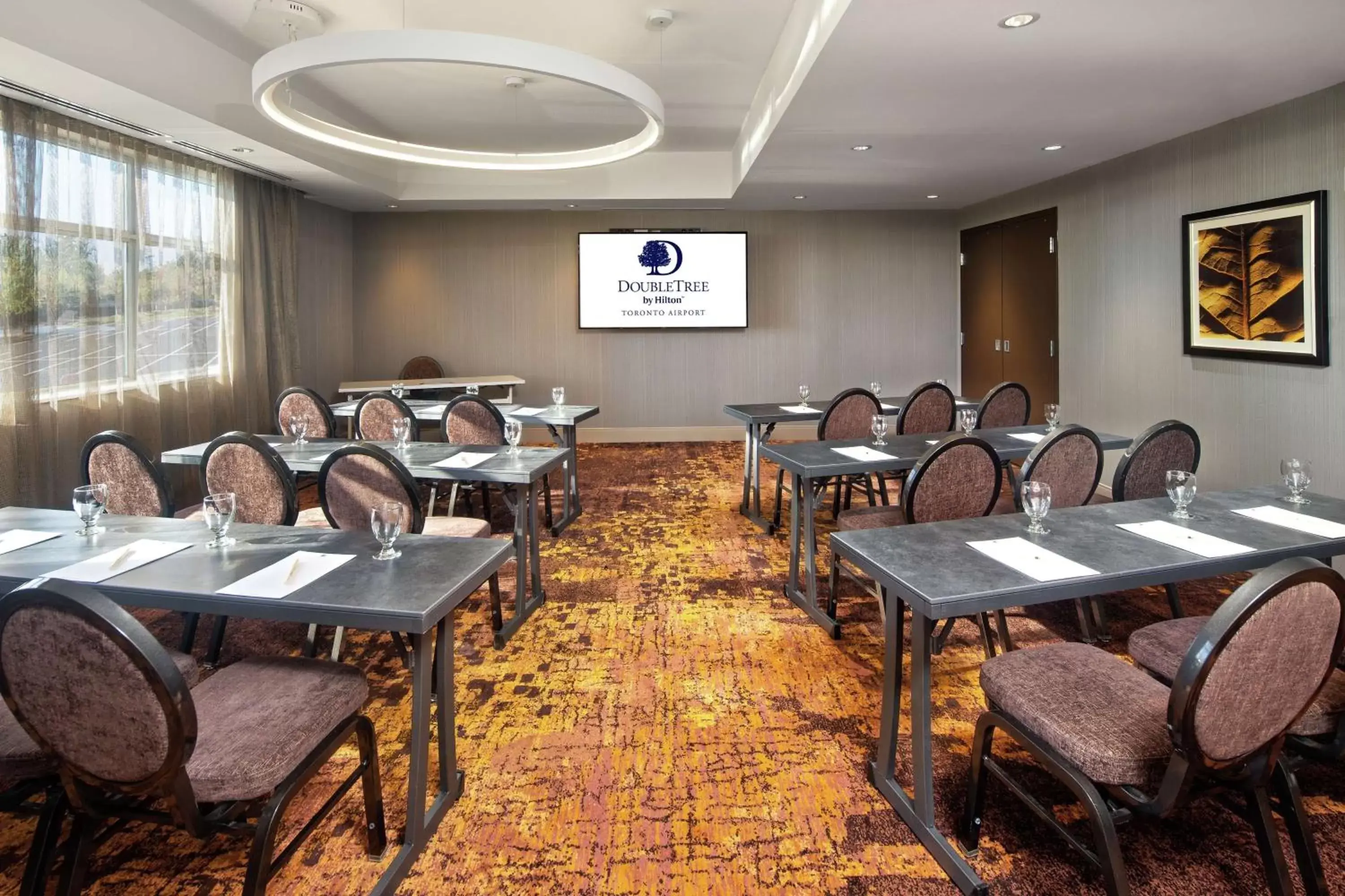 Meeting/conference room, Restaurant/Places to Eat in Doubletree by Hilton Toronto Airport, ON