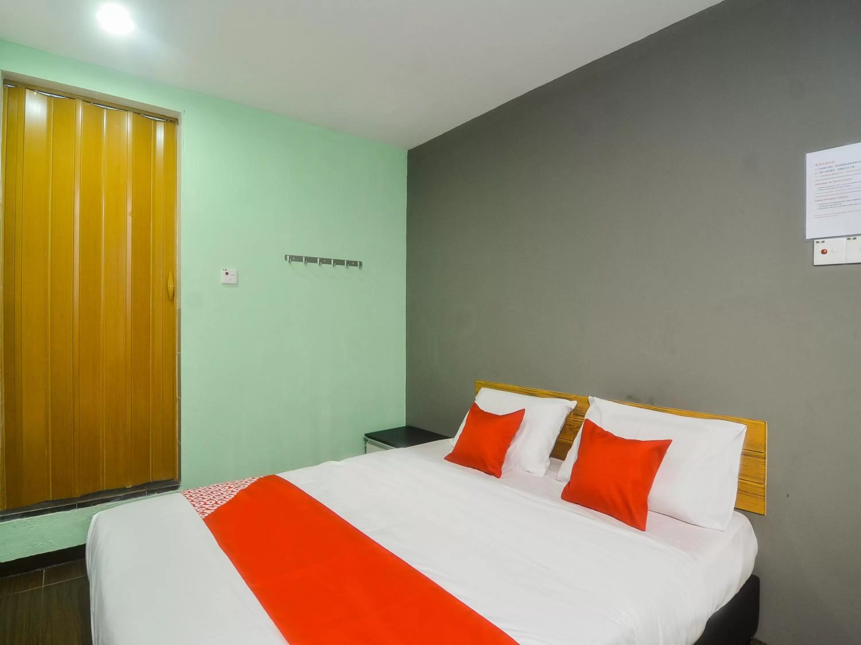 Deluxe Double Room in OYO 89465 Golden Lounge
