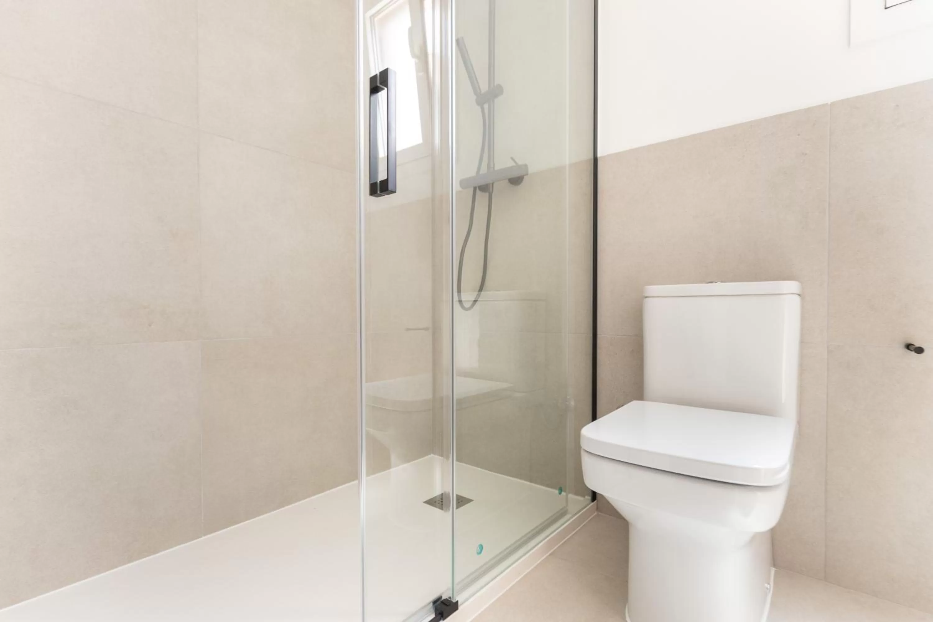 Shower in Atica Apartments - by Weflating