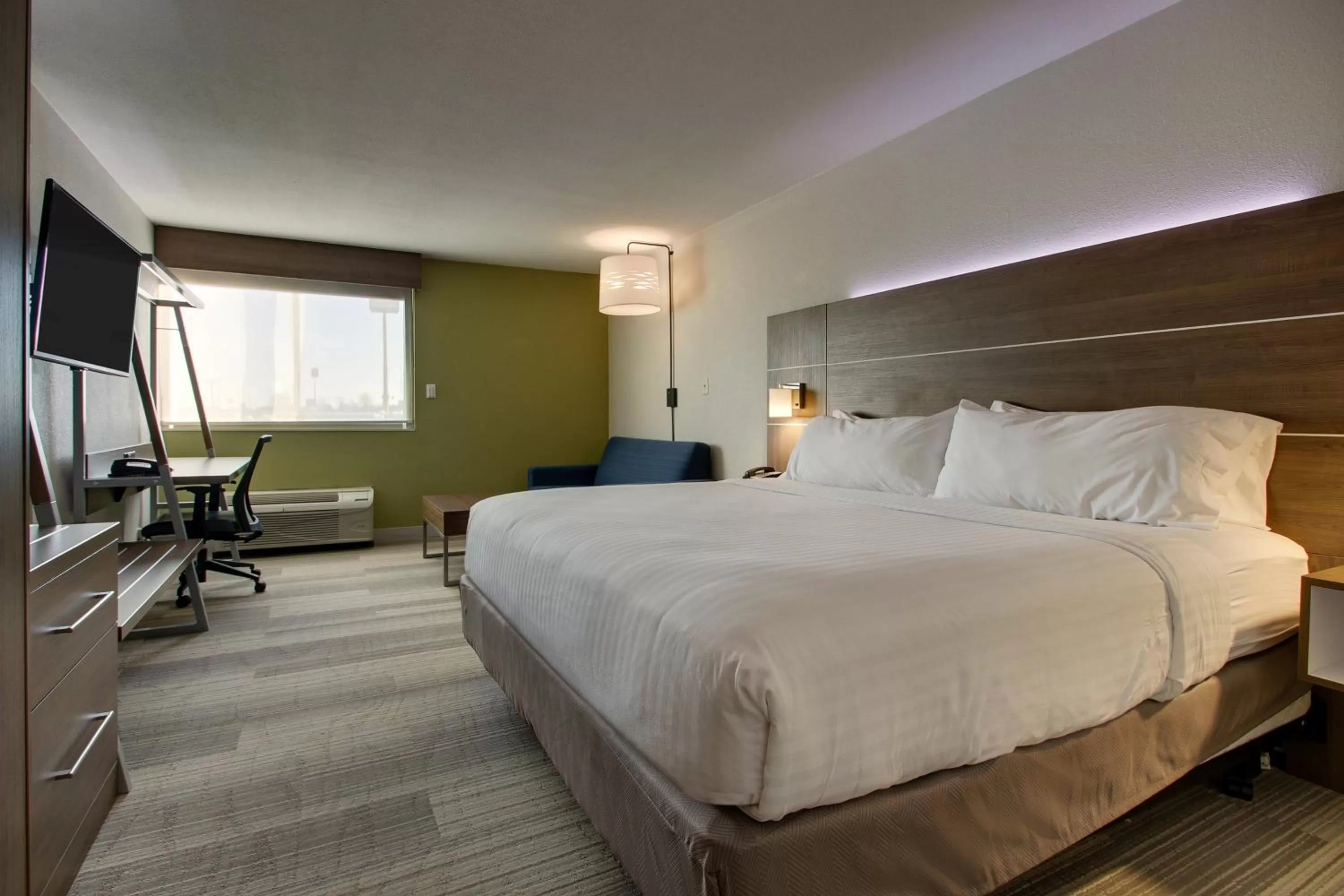 Photo of the whole room, Bed in Holiday Inn Express & Suites Wapakoneta by IHG