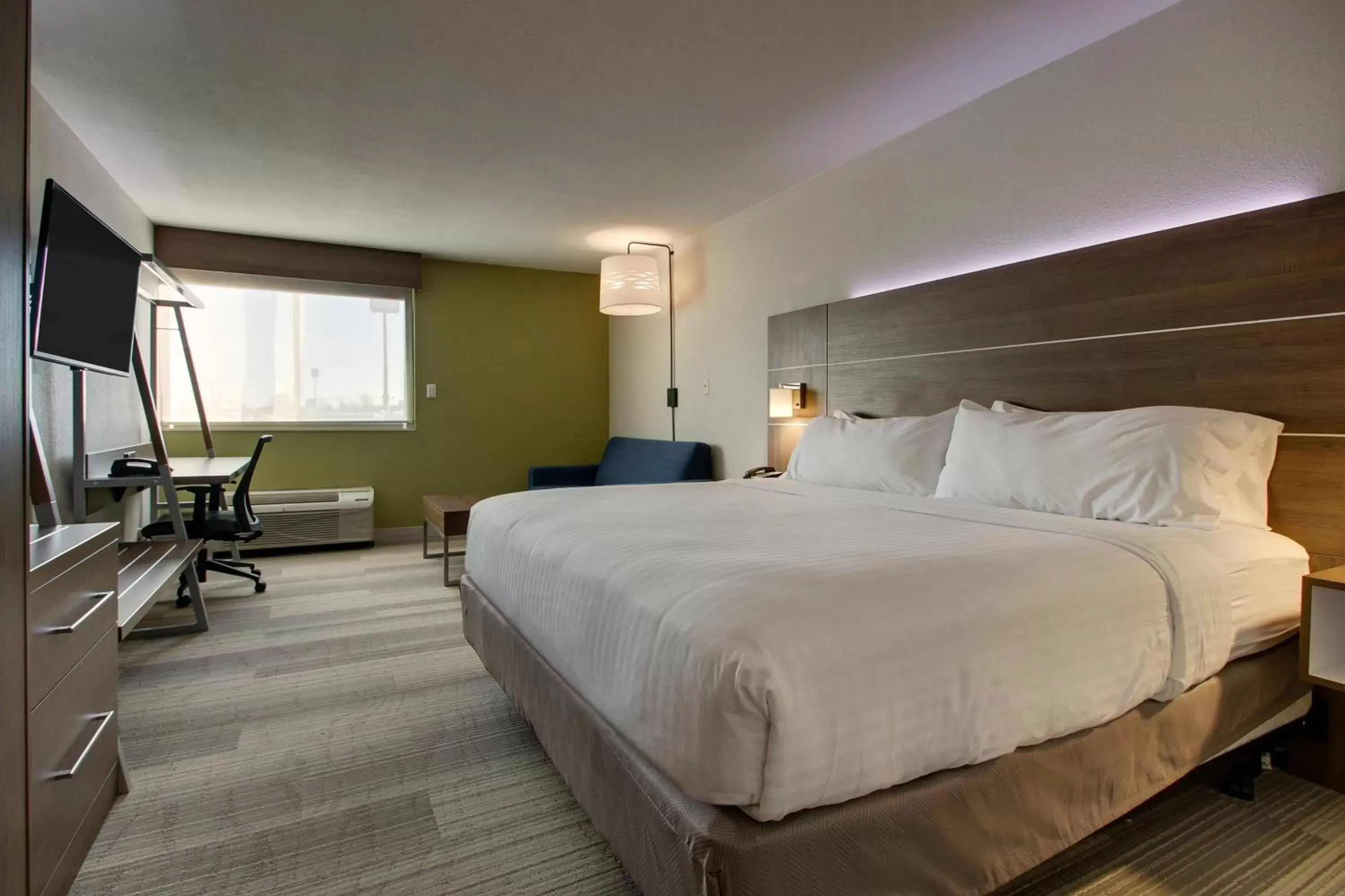 Photo of the whole room, Bed in Holiday Inn Express & Suites Wapakoneta, an IHG Hotel