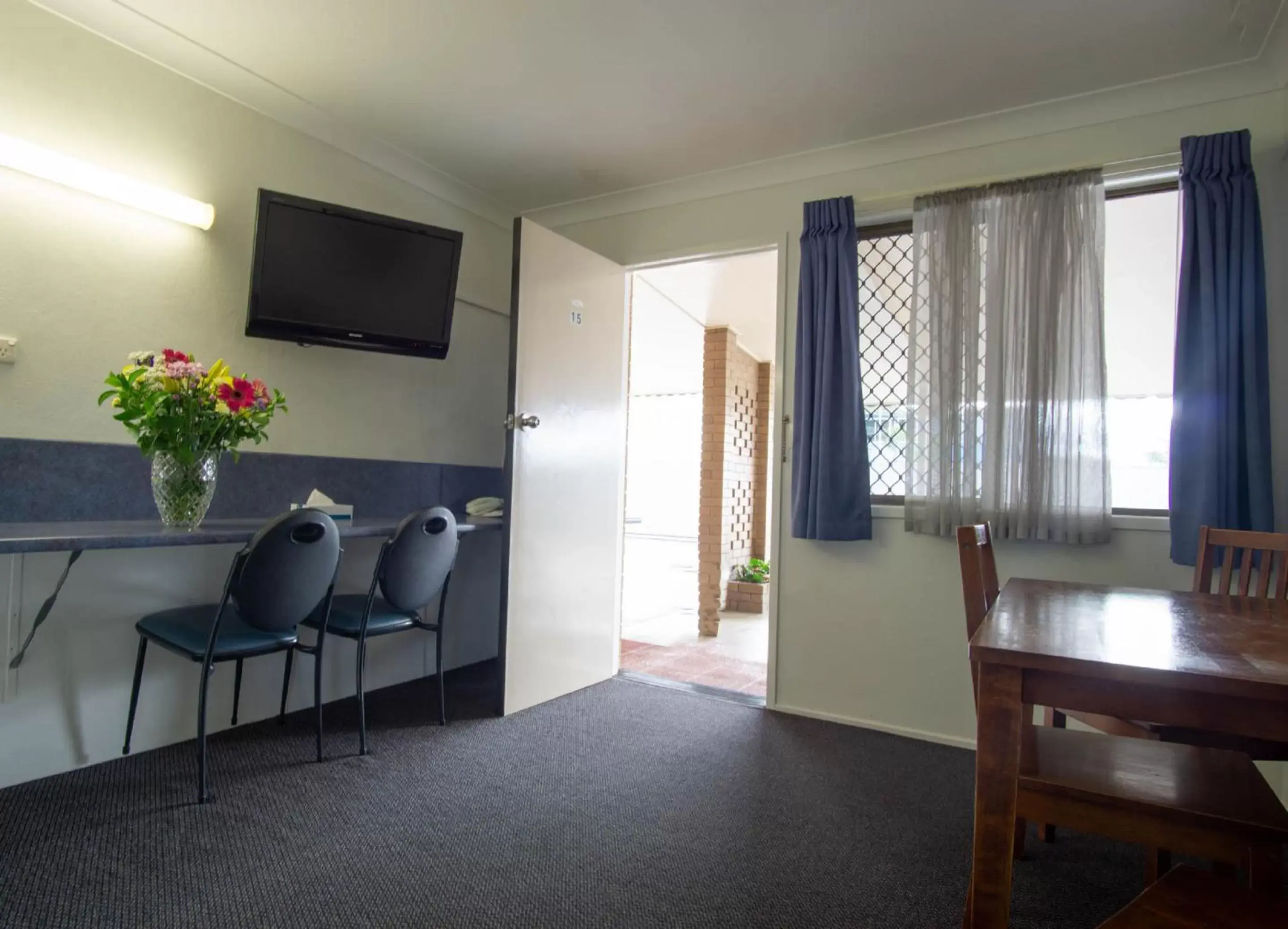 Dining area, TV/Entertainment Center in Acacia Motor Inn