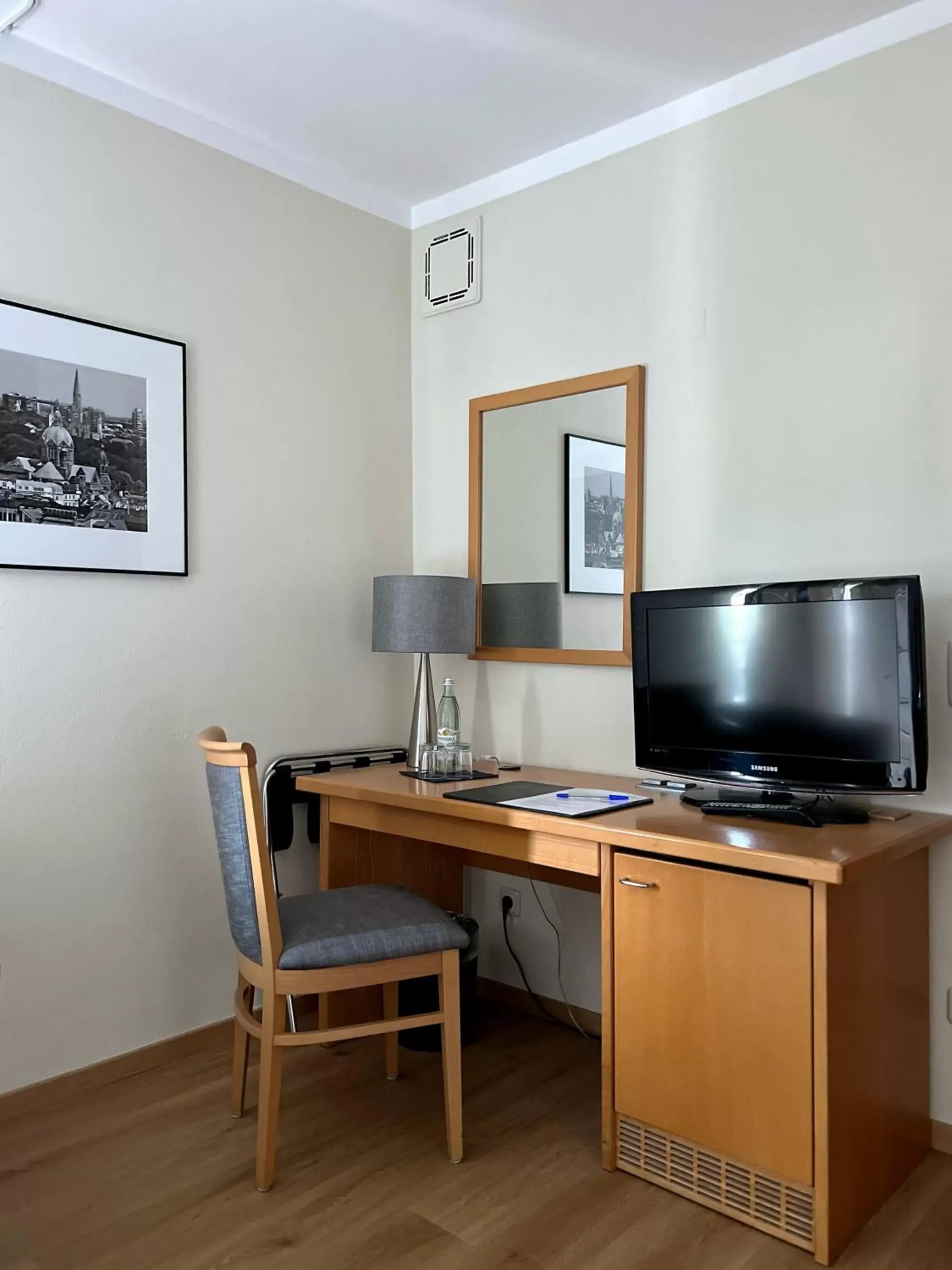 TV and multimedia, TV/Entertainment Center in Hotel Prinz