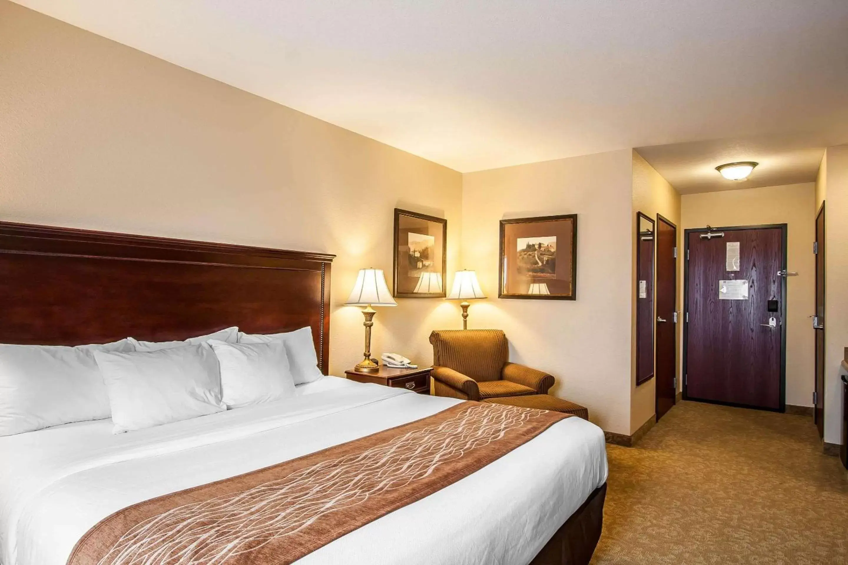 Bed in Comfort Inn & Suites McMinnville Wine Country