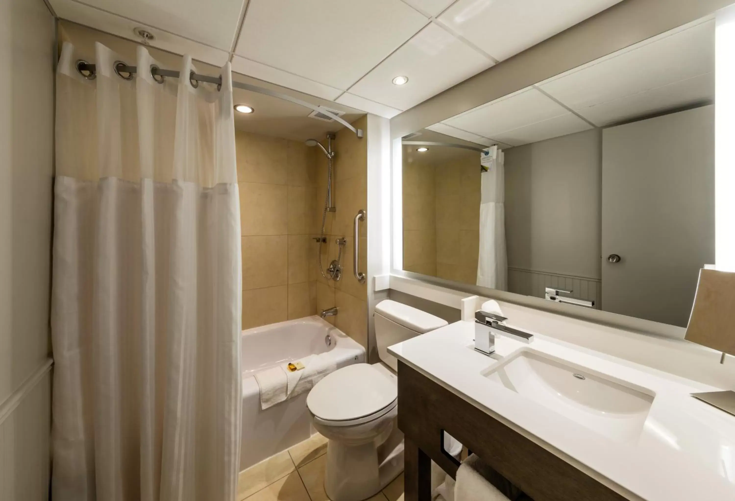 Bathroom in Hôtel & Suites Normandin Lévis