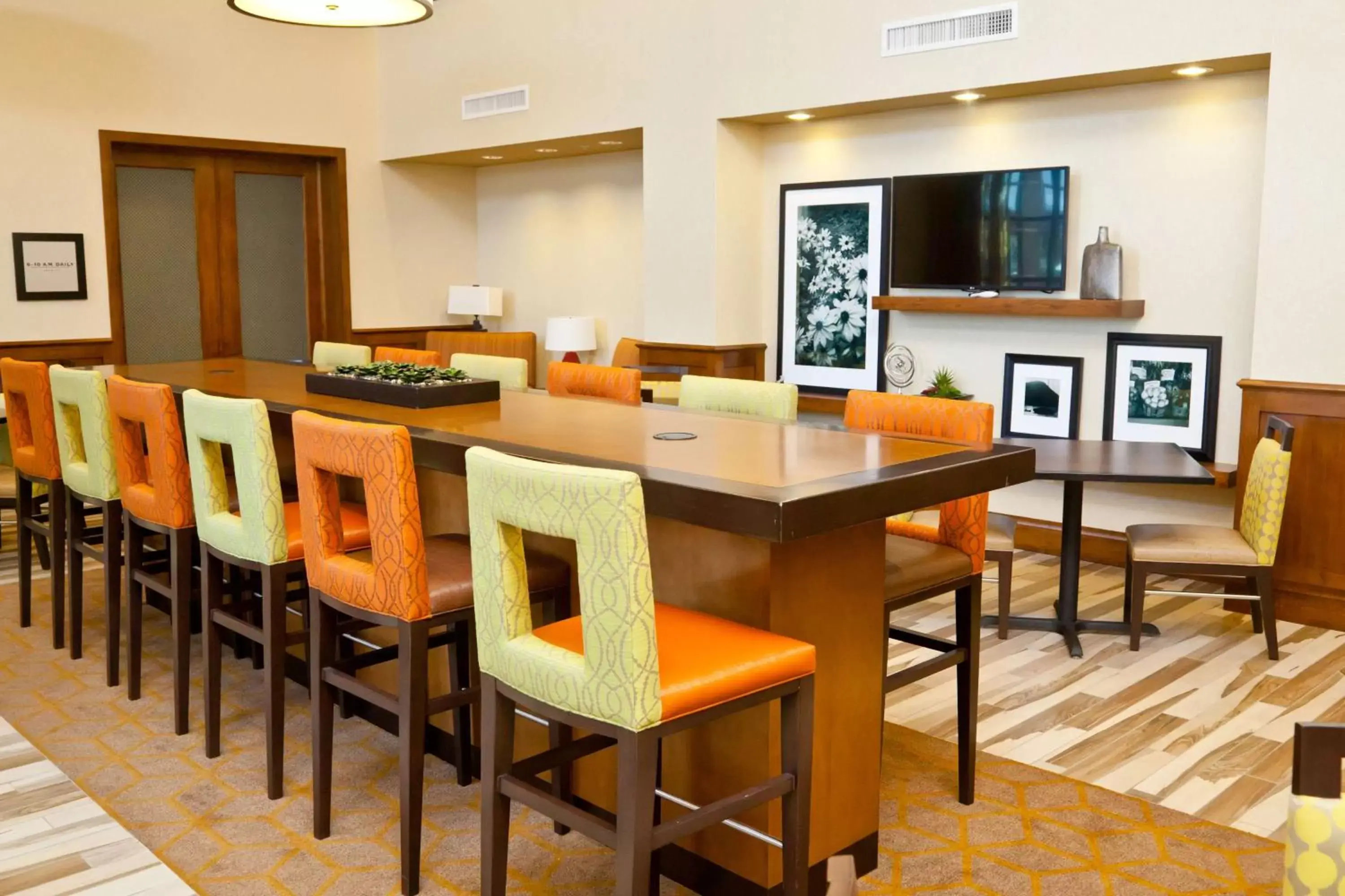 Dining Area in Hampton Inn & Suites Salinas