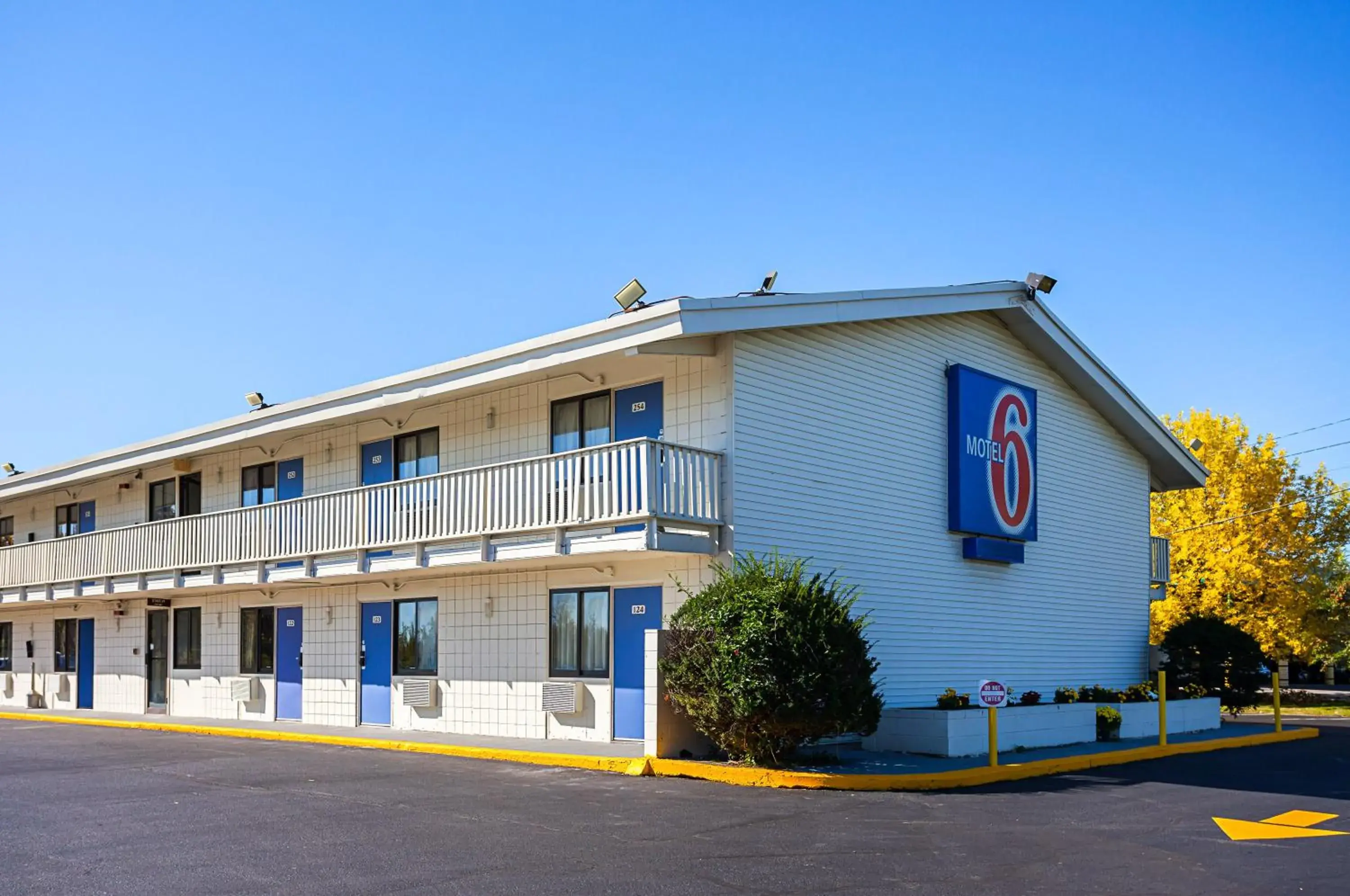 Facade/entrance, Garden in Americas Best Value Inn Bangor