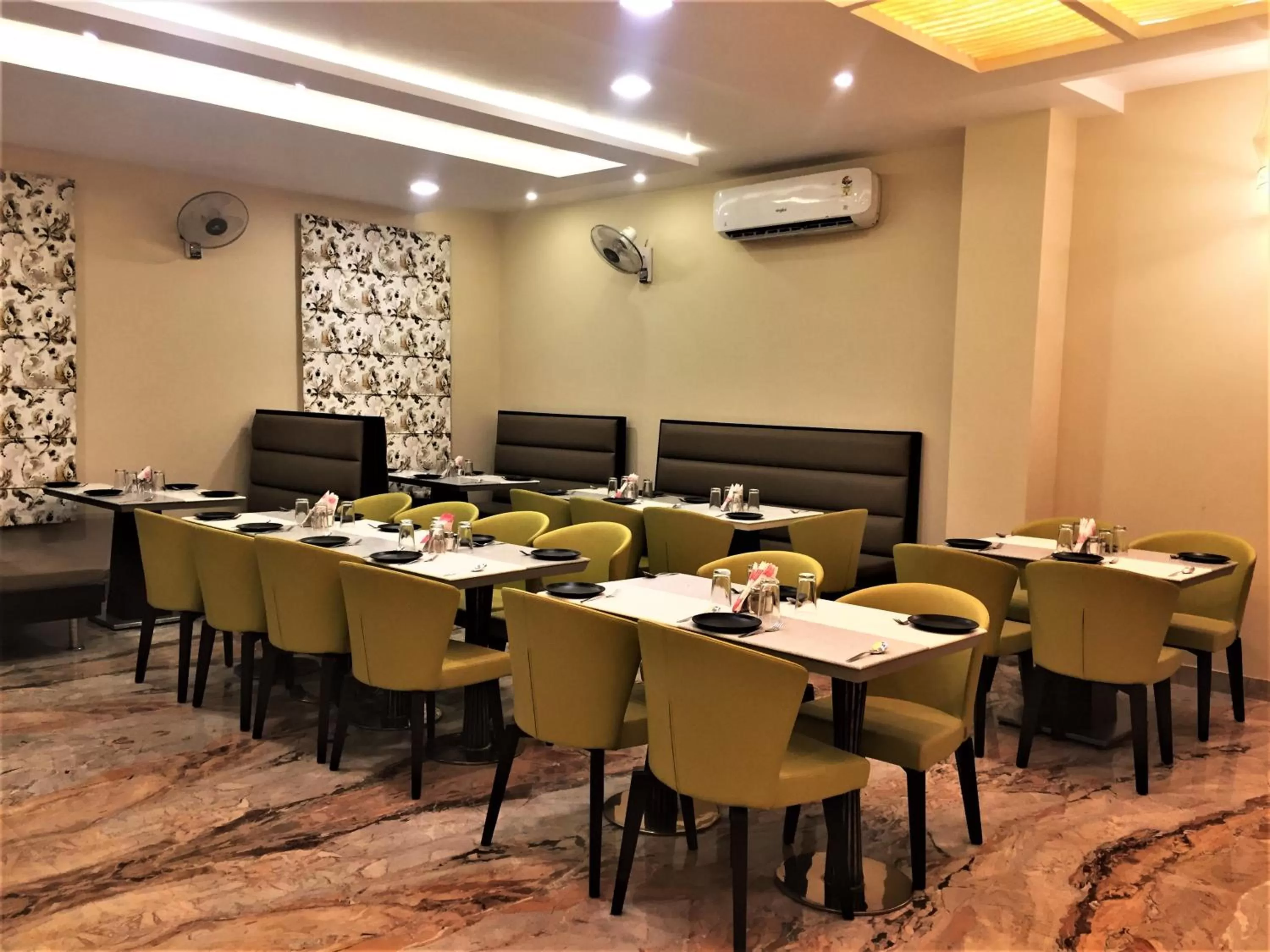 Restaurant/places to eat in Hotel Bharat