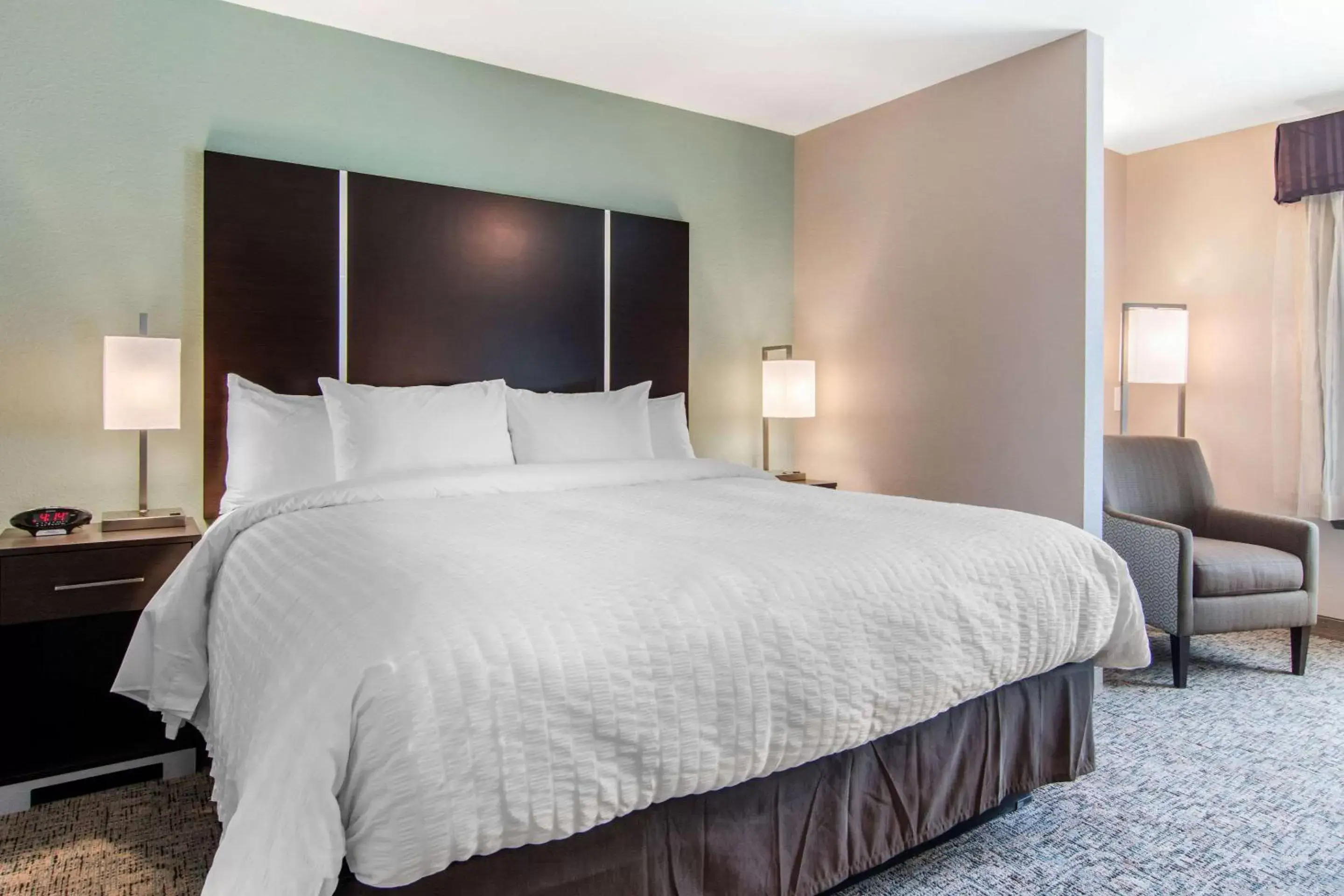 Photo of the whole room, Bed in Clarion Inn & Suites Atlanta Downtown Photo of the whole room, Bed in Clarion Inn & Suites Atlanta Downtown