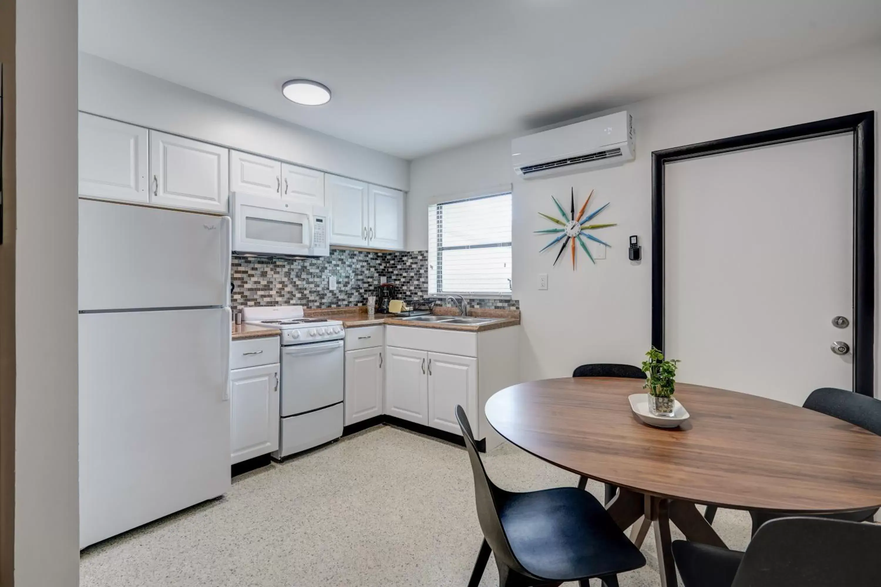 Kitchen/Kitchenette in Ocean Villas of Deerfield