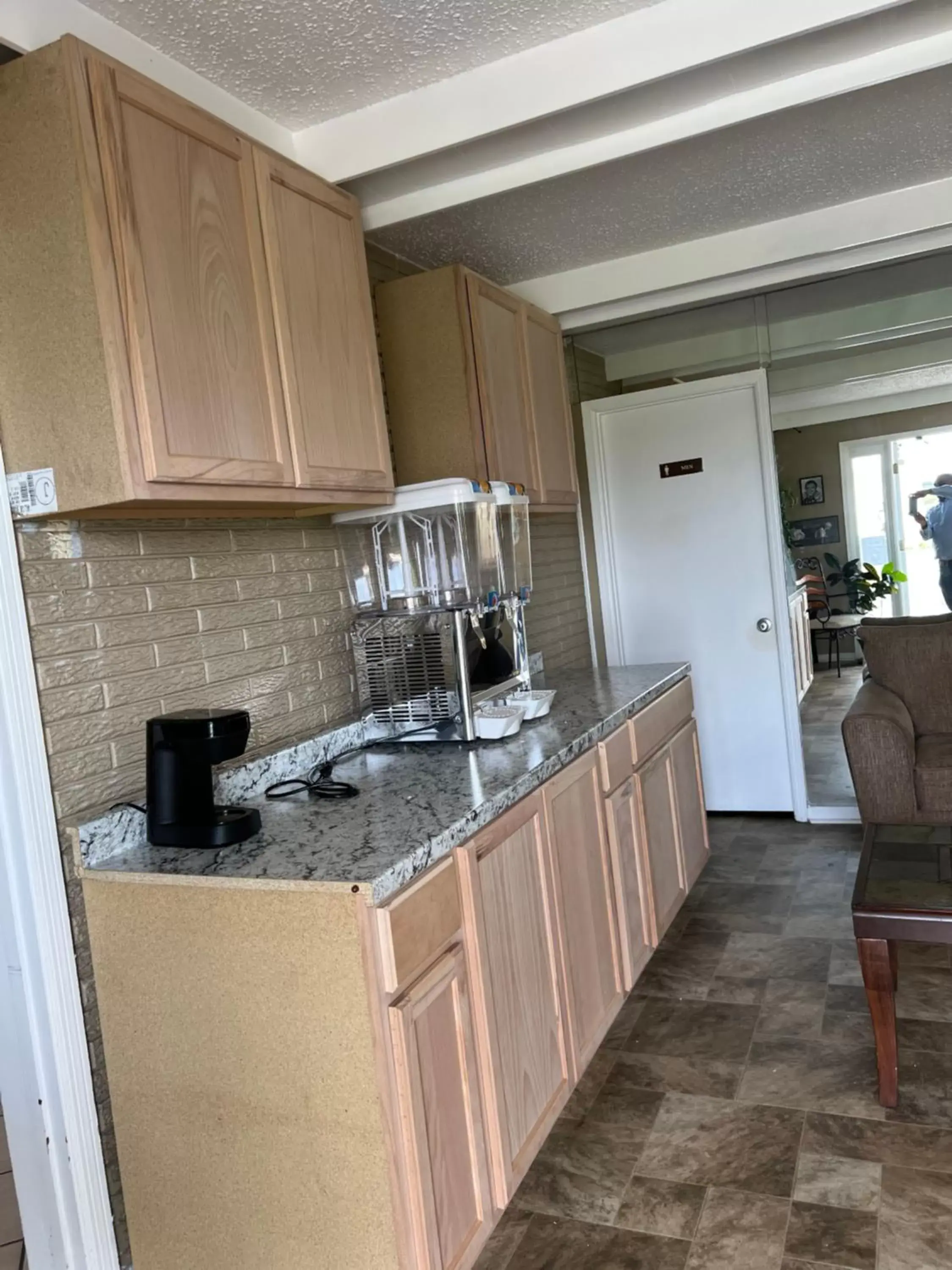 Dining area, Kitchen/Kitchenette in Towne inn