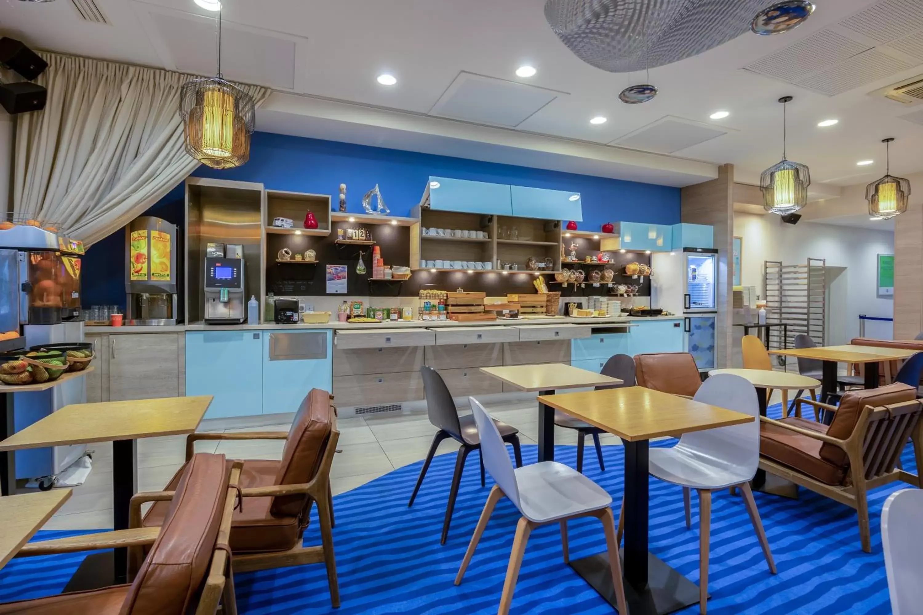 Restaurant/Places to Eat in ibis Styles La Rochelle Centre