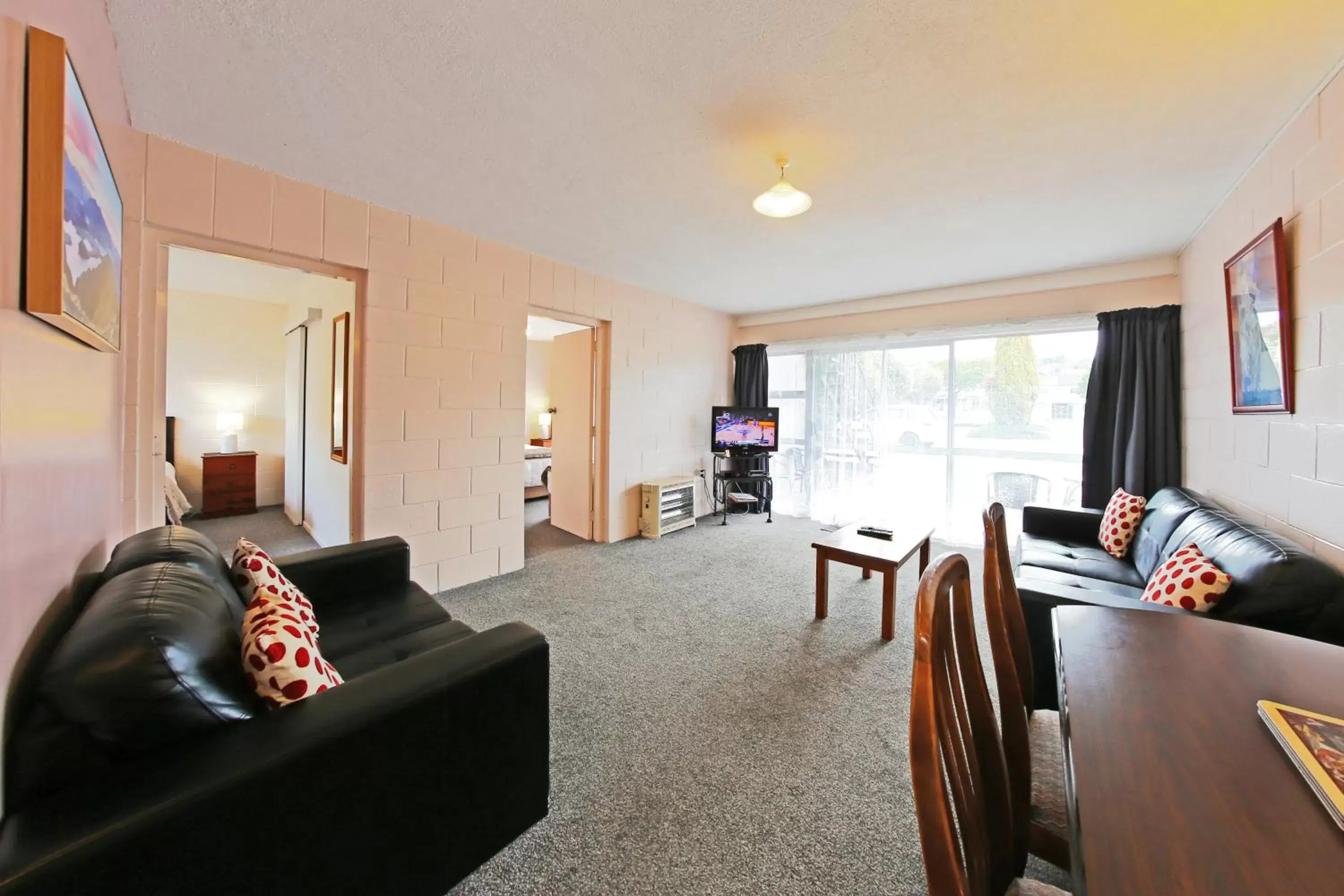 Living room, Seating Area in 289 Midway Motel