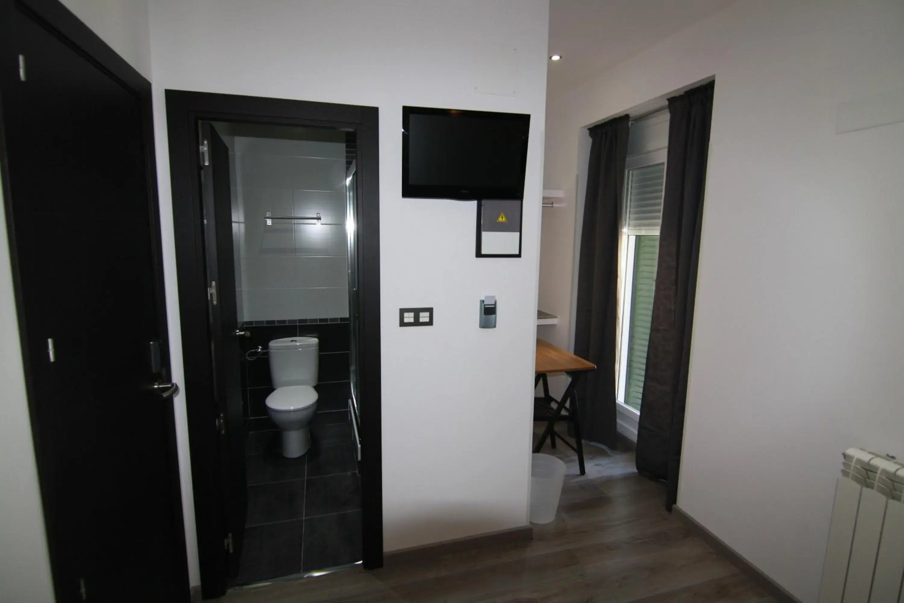 TV and multimedia, Bathroom in Hostal MH Fuencarral
