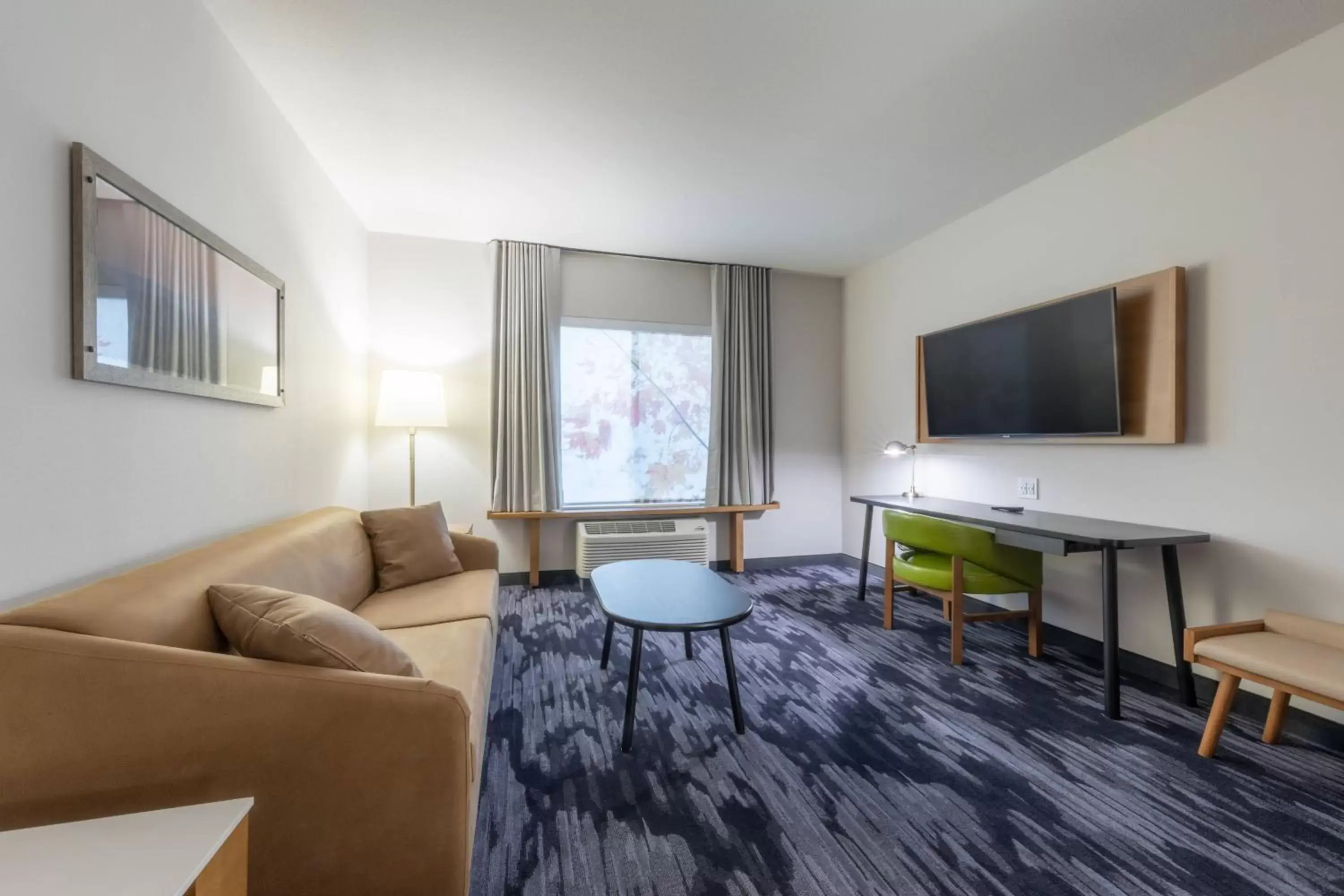 Living room, Seating Area in Fairfield Inn & Suites by Marriott Salmon Arm