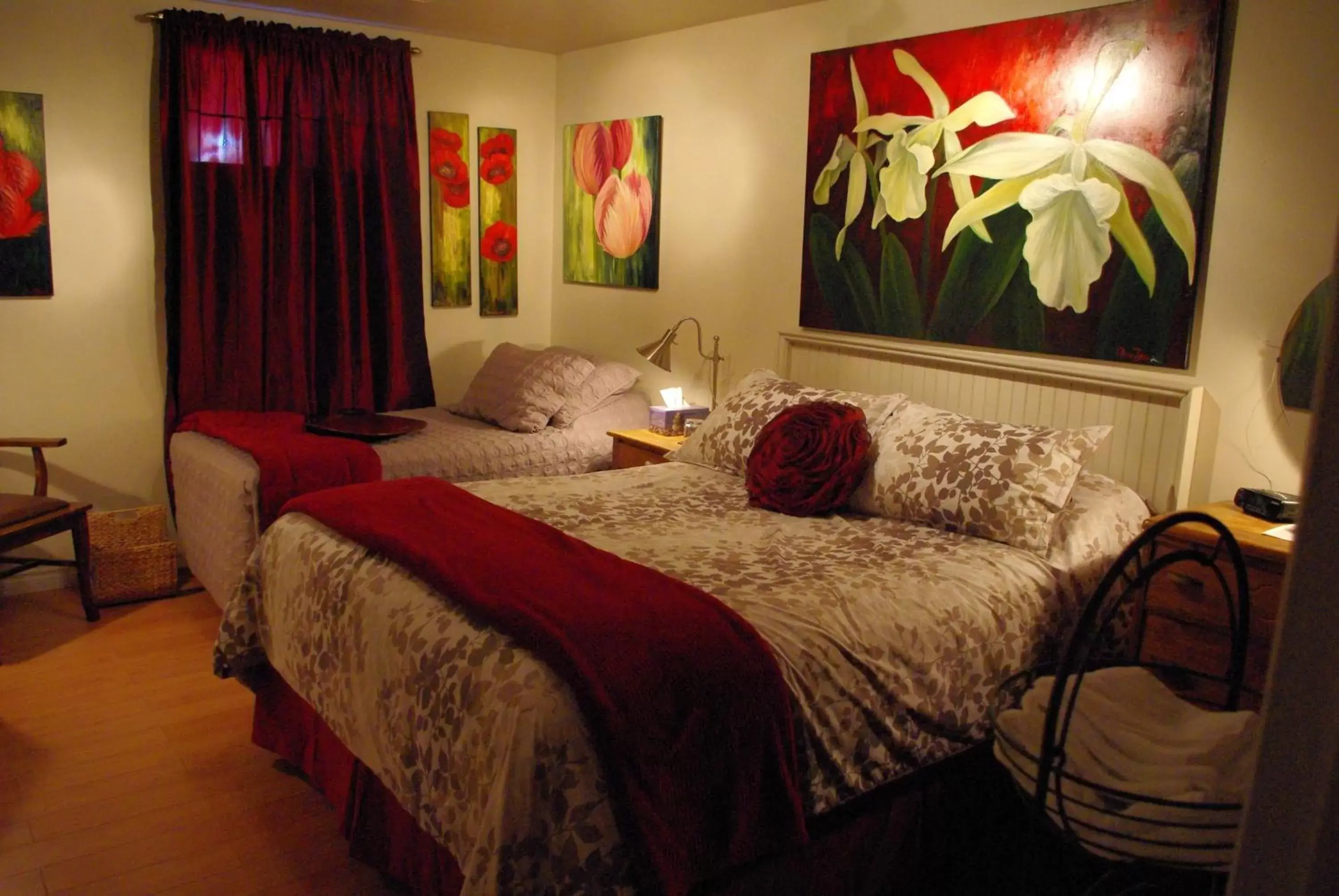 Photo of the whole room, Bed in Atelier Galerie Anne Drouin Peinture & Pension
