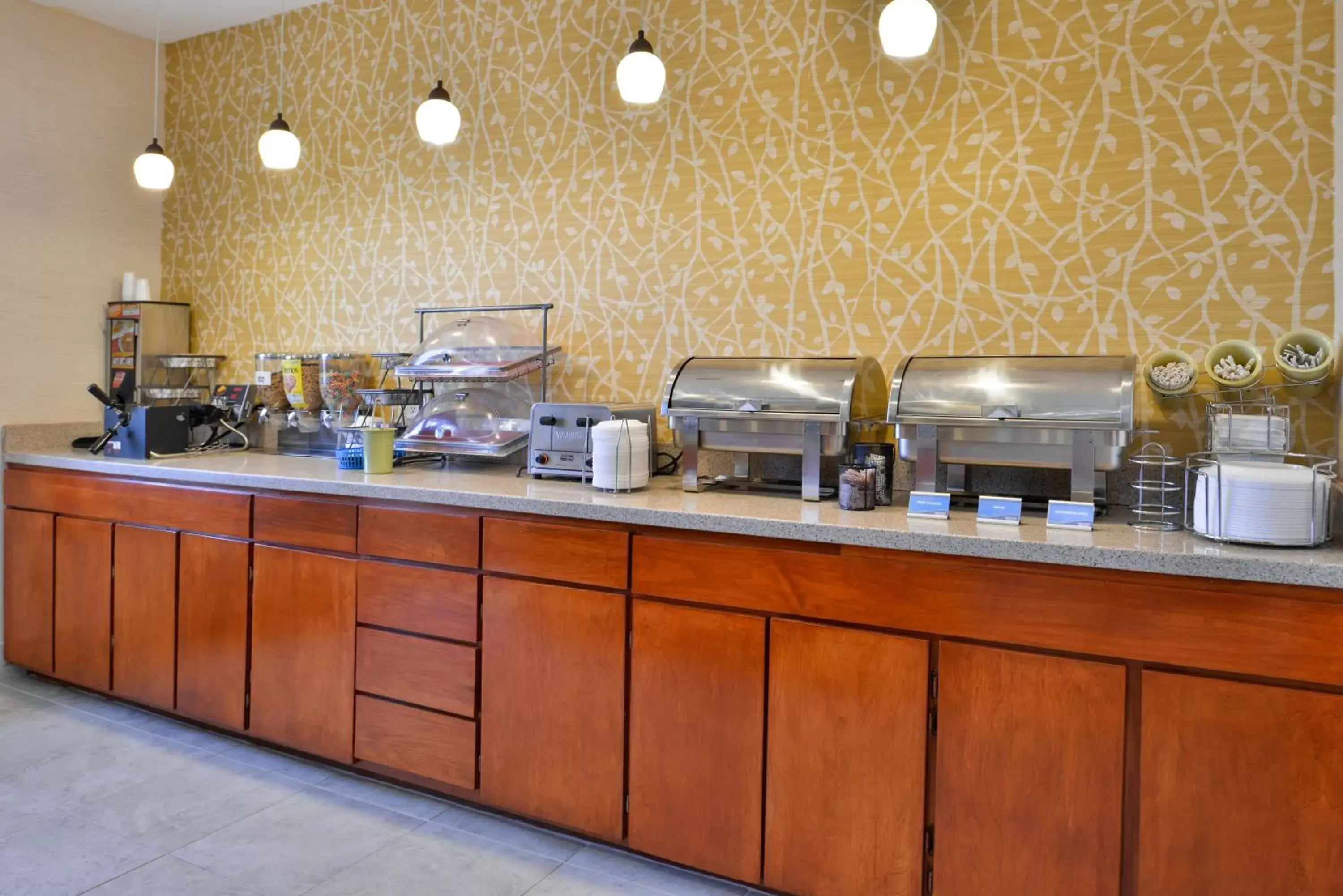 Buffet breakfast, Restaurant/Places to Eat in SureStay Plus Hotel by Best Western Ottumwa