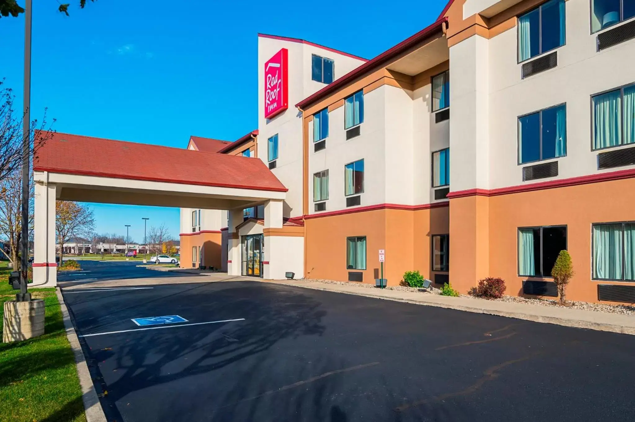 Property Building in Red Roof Inn South Bend - Mishawaka