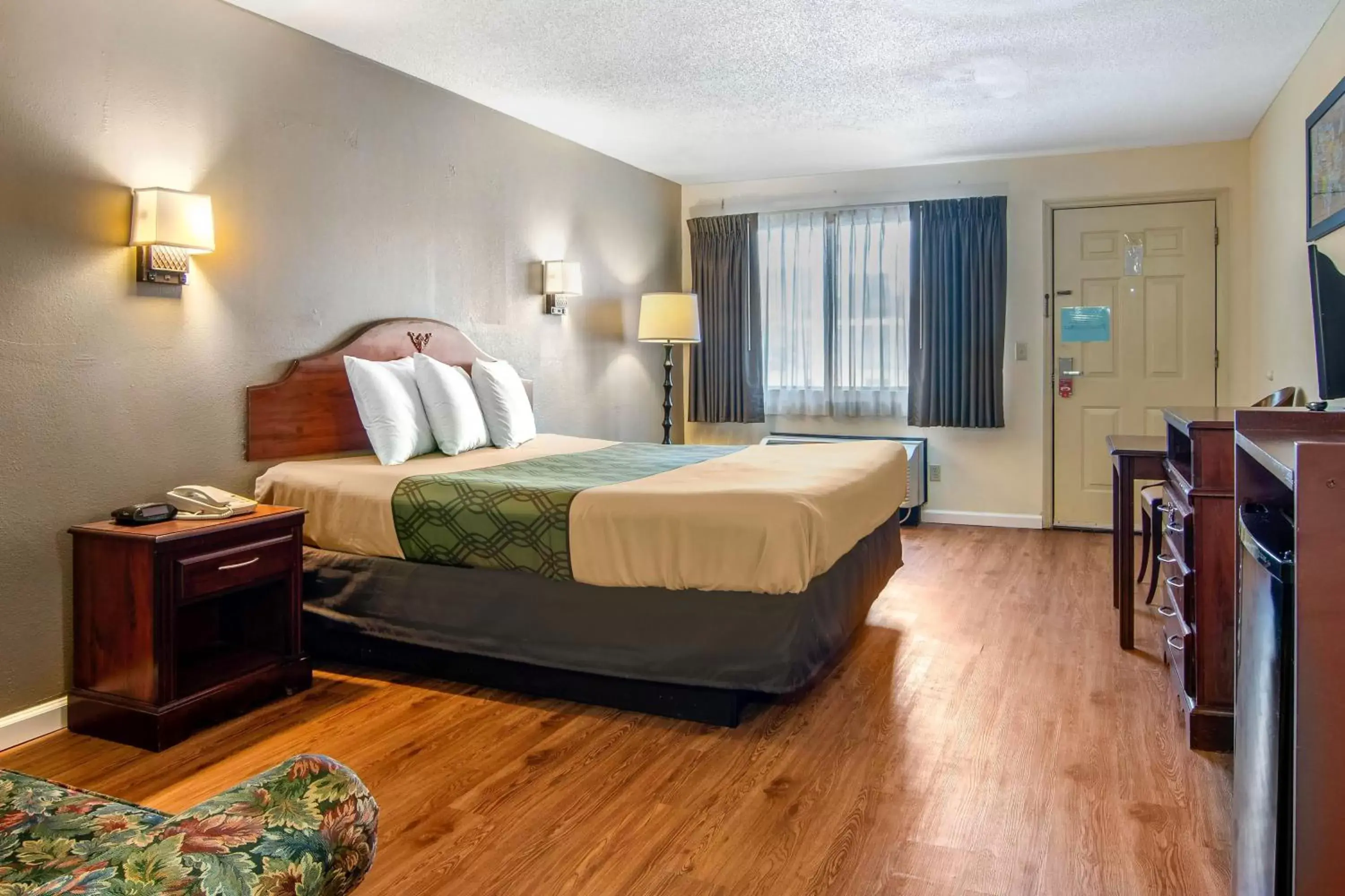 Bed in Econo Lodge Inn & Suites