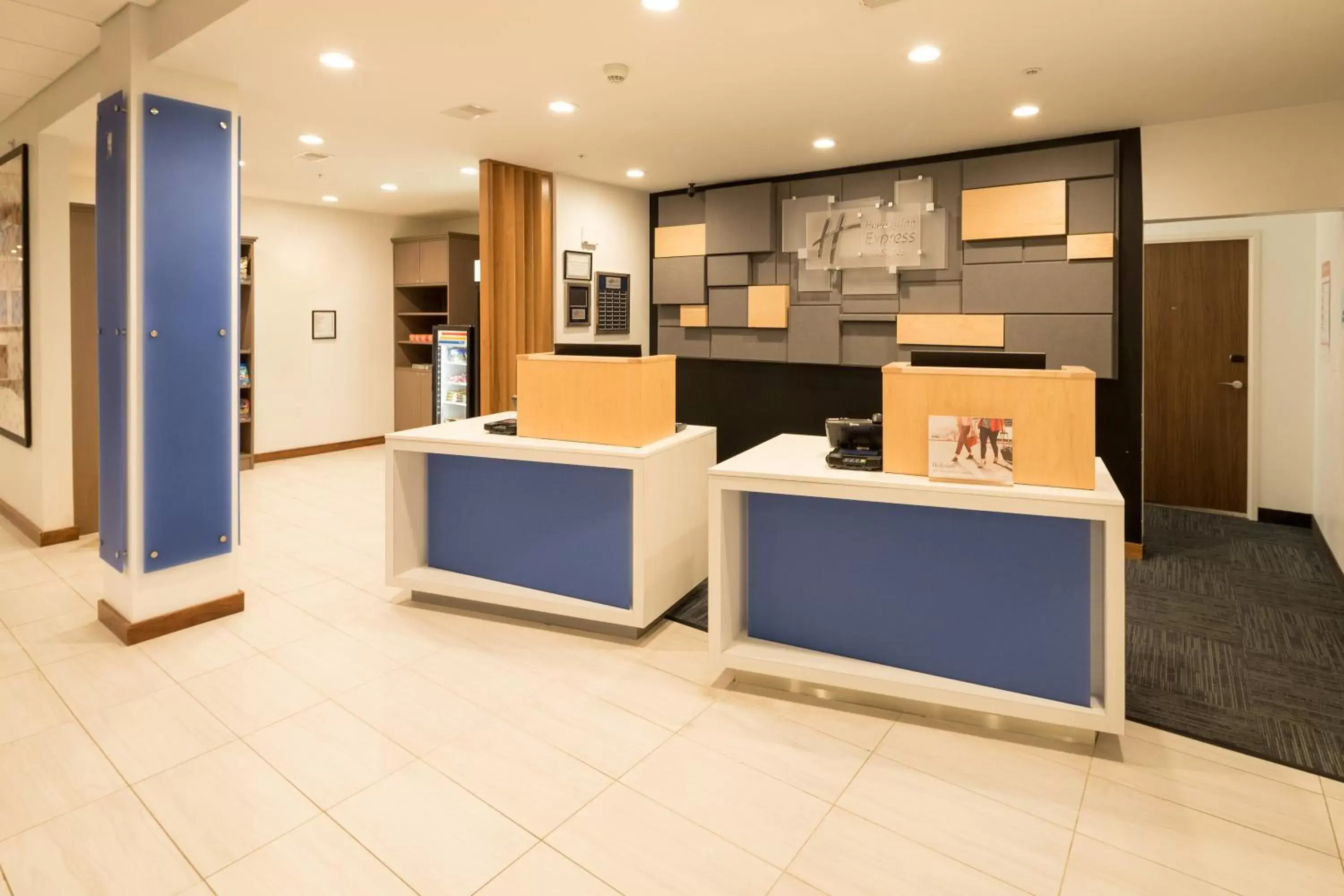 Lobby or reception in Holiday Inn Express Hotel & Suites Bay City, an IHG Hotel