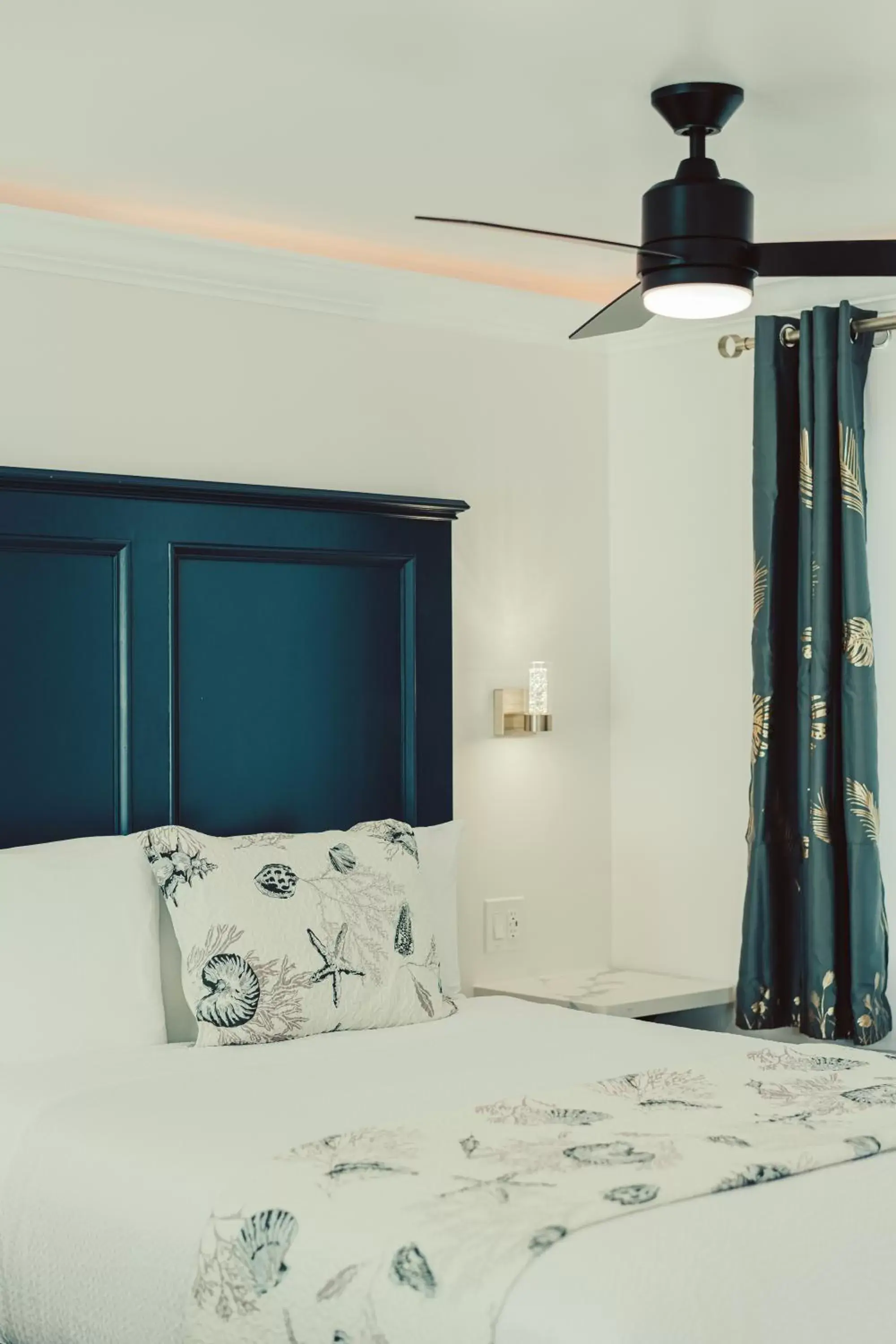 Bed in Blufftop Inn & Suites - Wharf/Restaurant District Bed in Blufftop Inn & Suites - Wharf/Restaurant District