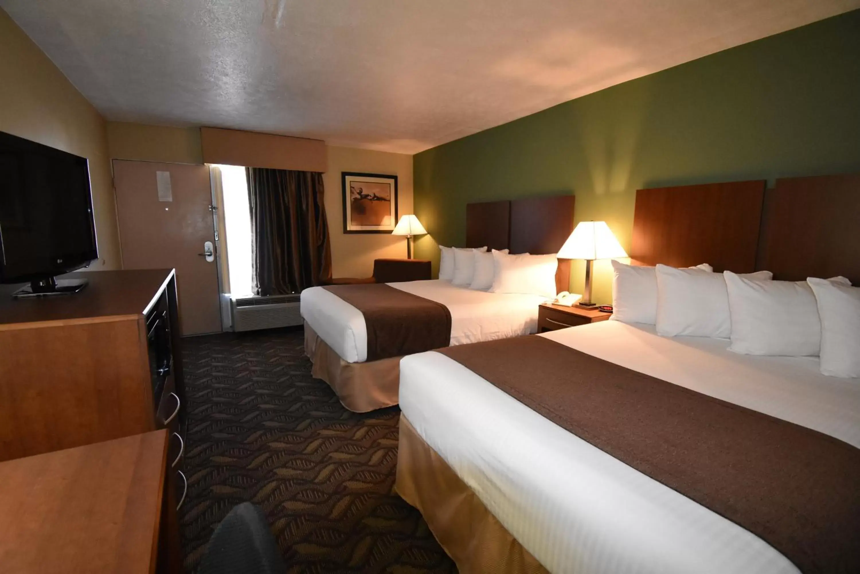 Photo of the whole room, Bed in Best Western Southlake Inn
