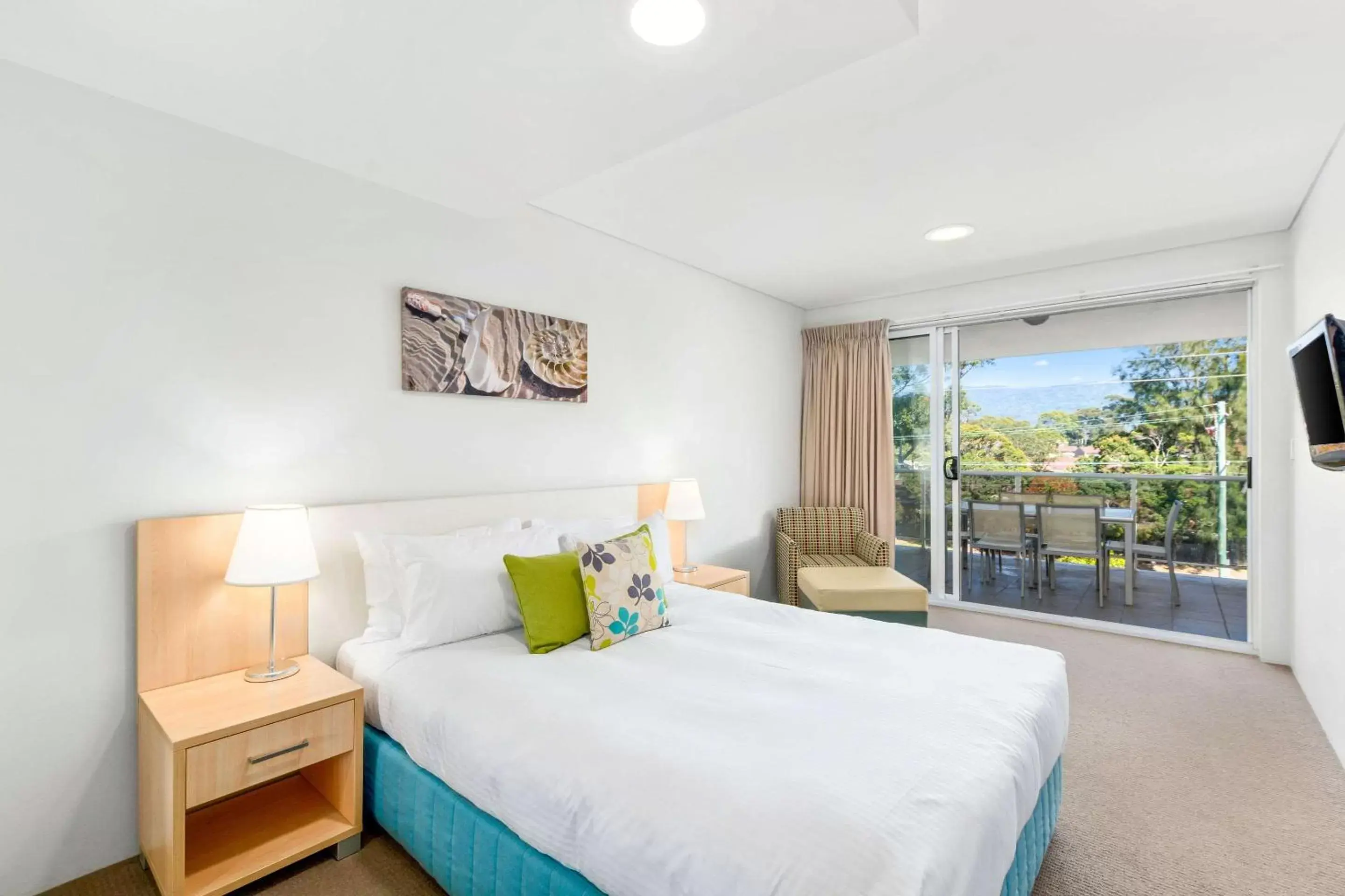 Photo of the whole room, Bed in Quality Suites Pioneer Sands