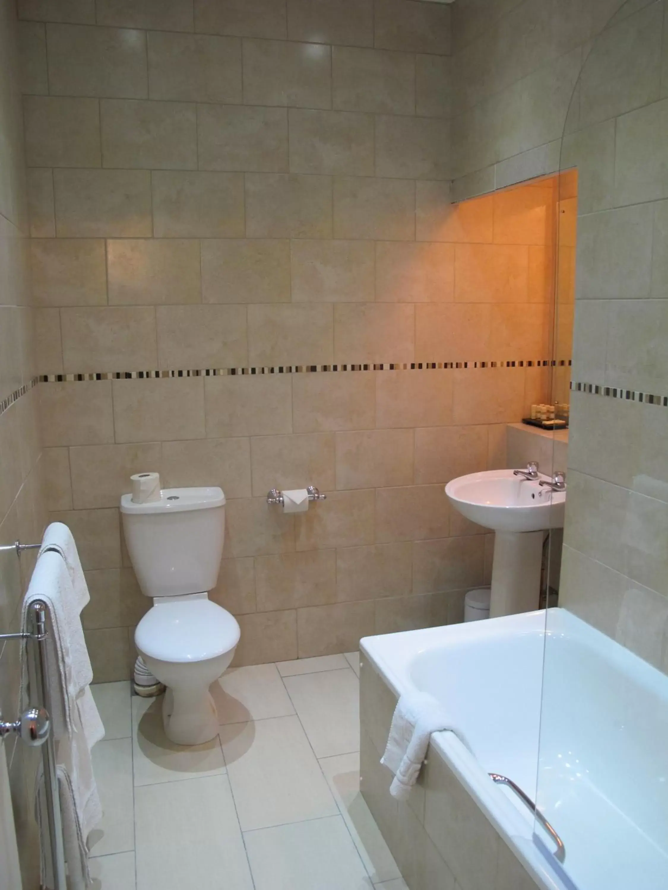 Shower, Bathroom in Southcrest Manor Hotel; BW Signature Collection