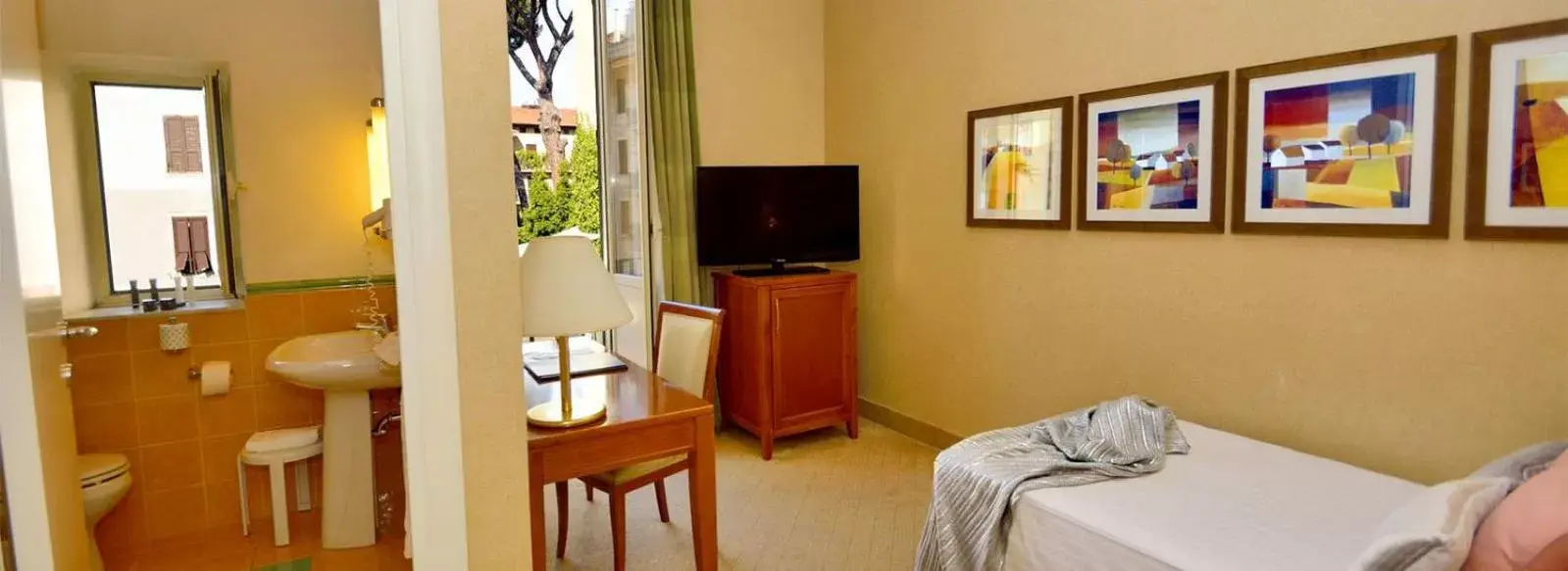 Bedroom, TV/Entertainment Center in LH Hotel Lloyd Roma
