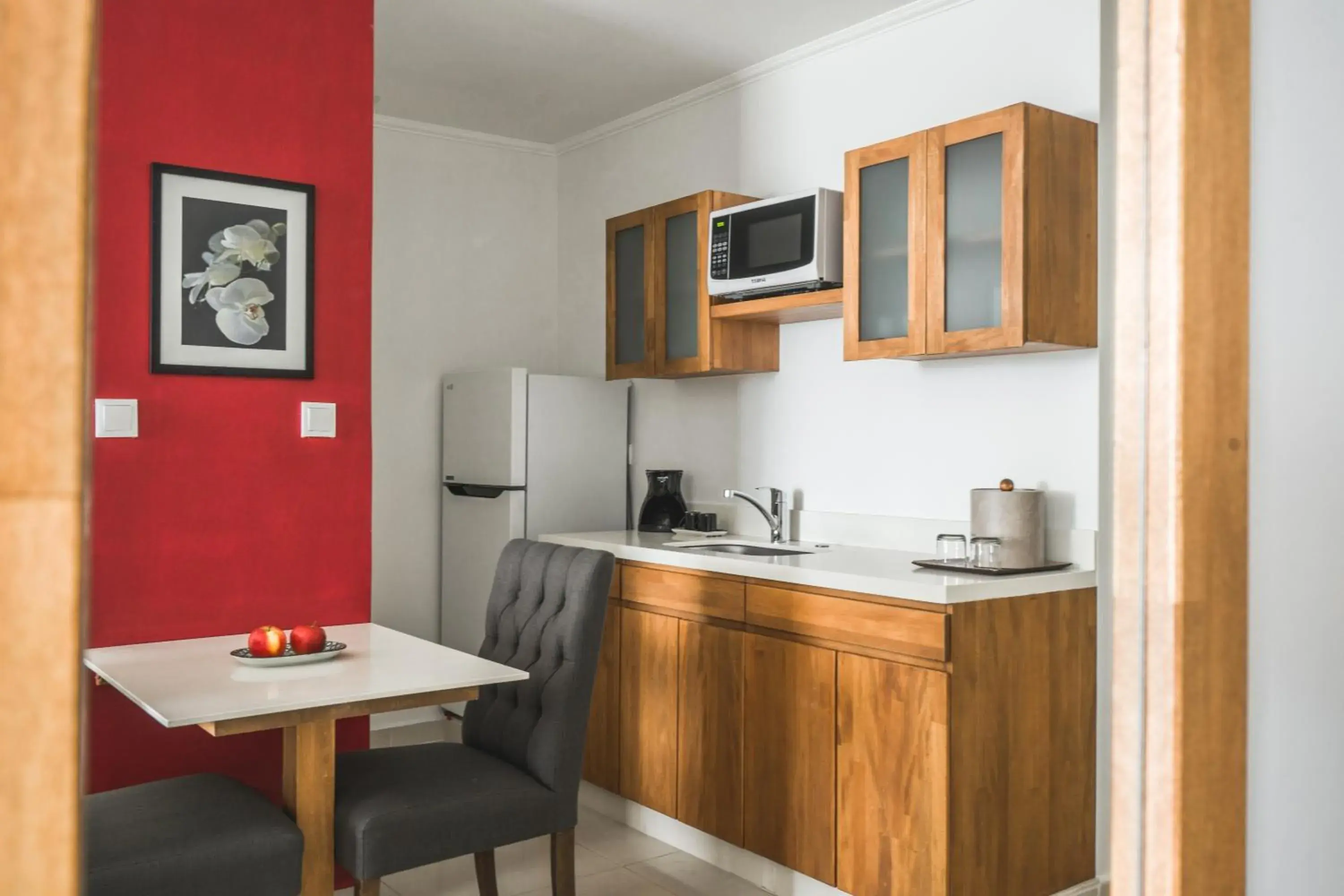 Kitchen/Kitchenette in City Suites & Beach Hotel