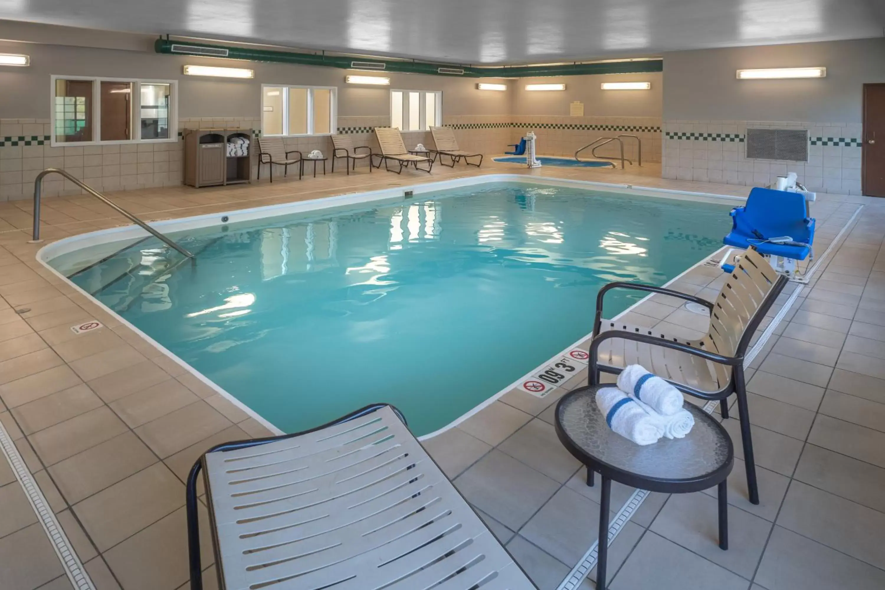 Swimming Pool in Country Inn & Suites by Radisson, Charleston South, WV