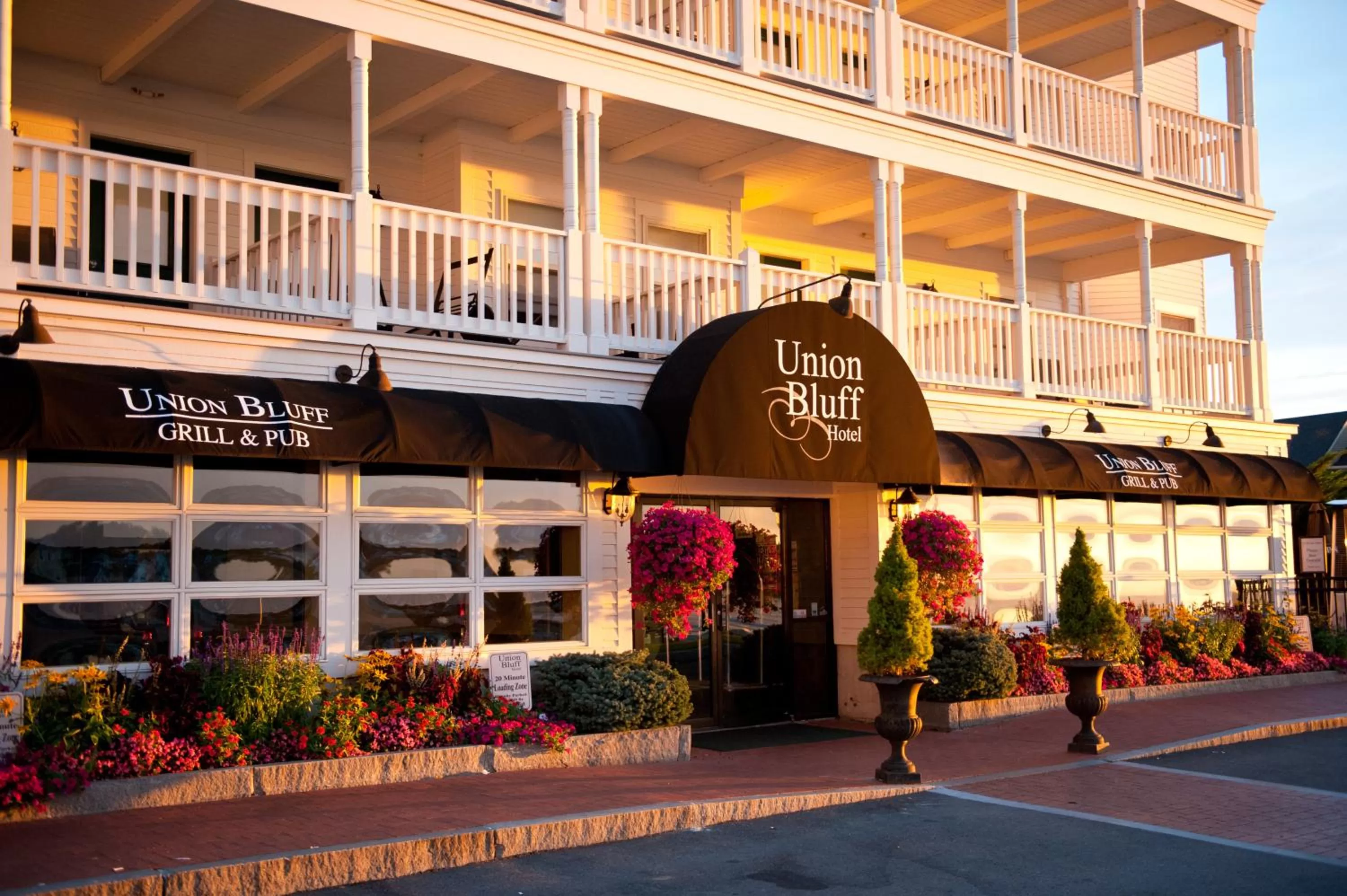 Facade/entrance in Union Bluff Hotel & Meeting House