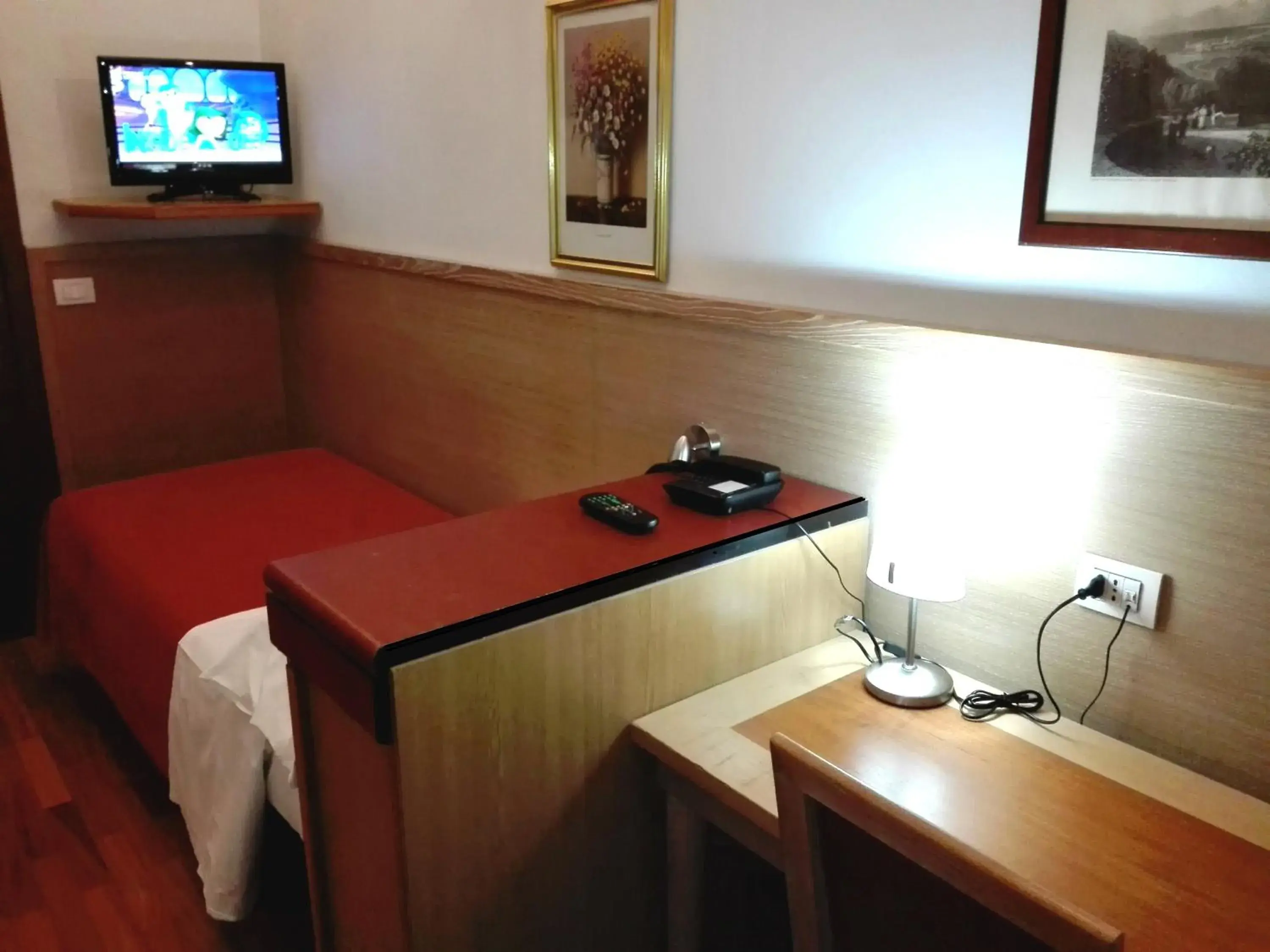 Bed, TV/Entertainment Center in Hotel Dover