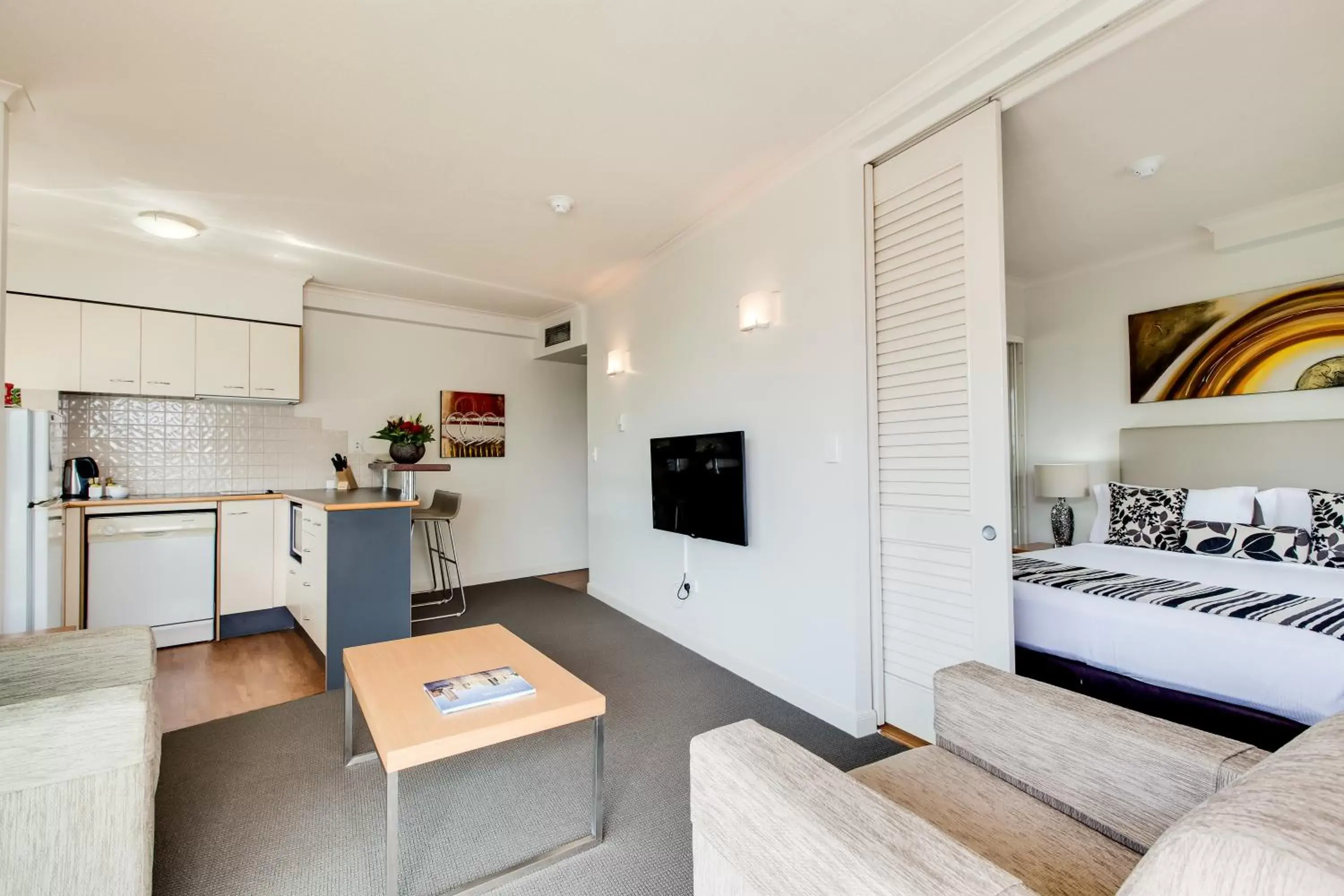 Bed, Seating Area in Central Cosmo Apartment Hotel