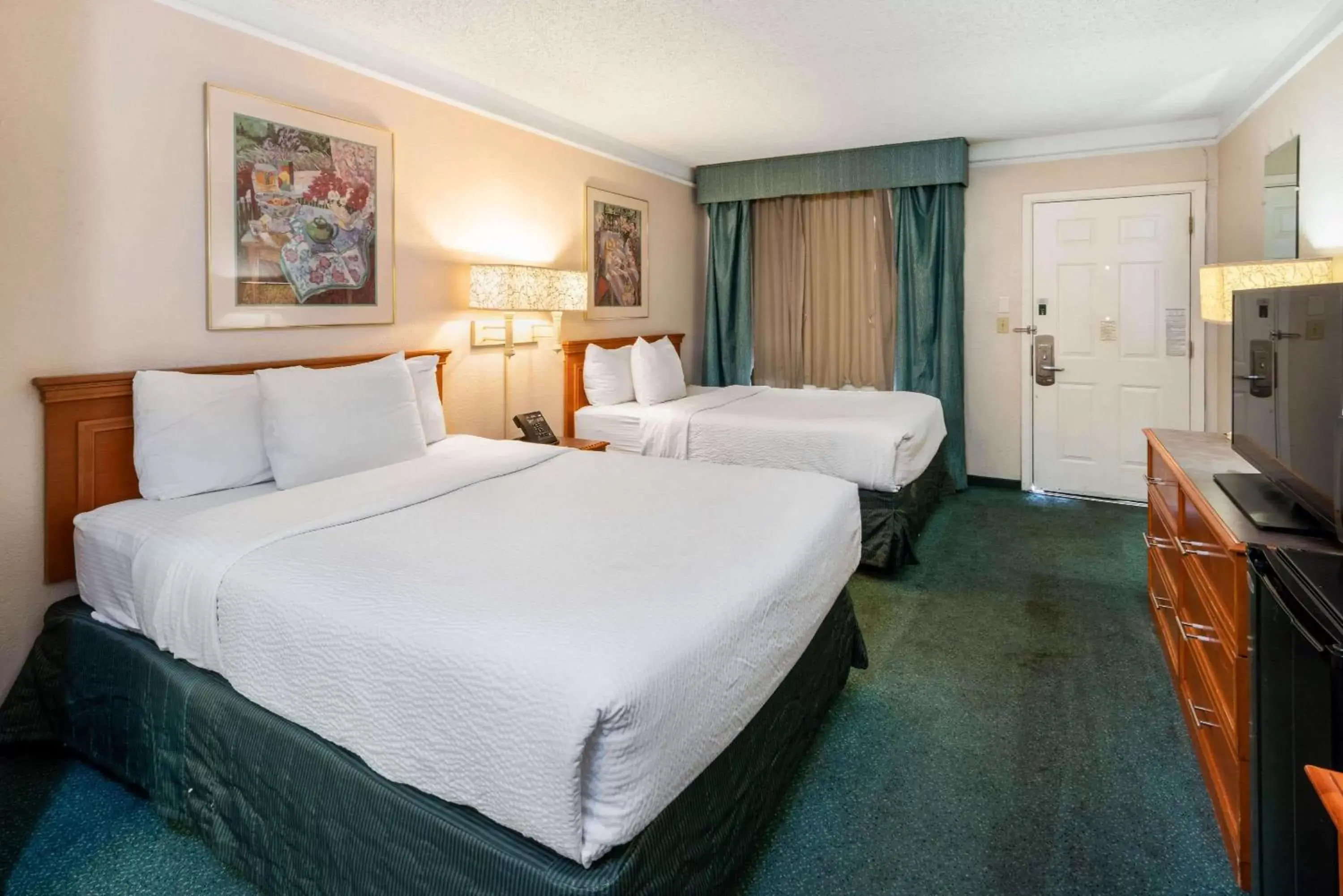 Photo of the whole room, Bed in La Quinta Inn by Wyndham Phoenix Thomas Road