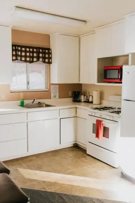 Kitchen or kitchenette, Kitchen/Kitchenette in The Long Barn Lodge