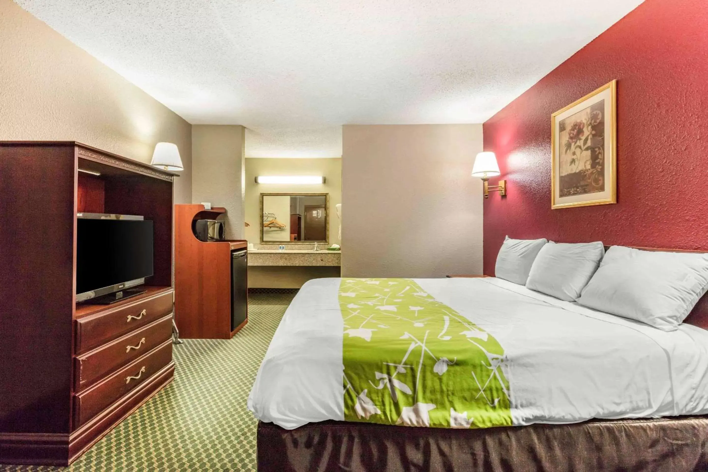Photo of the whole room, Bed in Rodeway Inn Prattville I-65